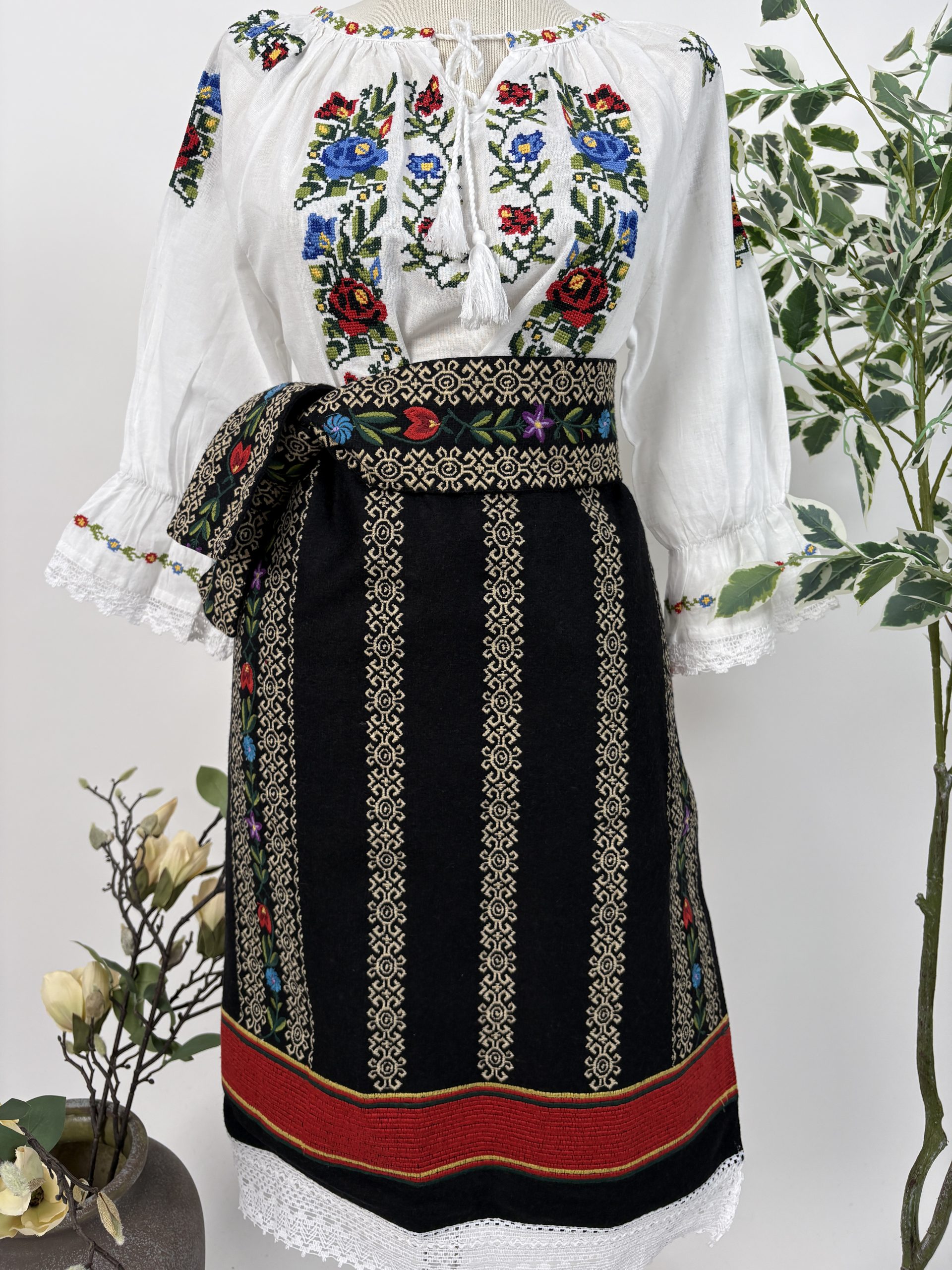 Costum tradițional fete 8-12 ani TM2265 catrință , brâu și ie •motive florale• - 12