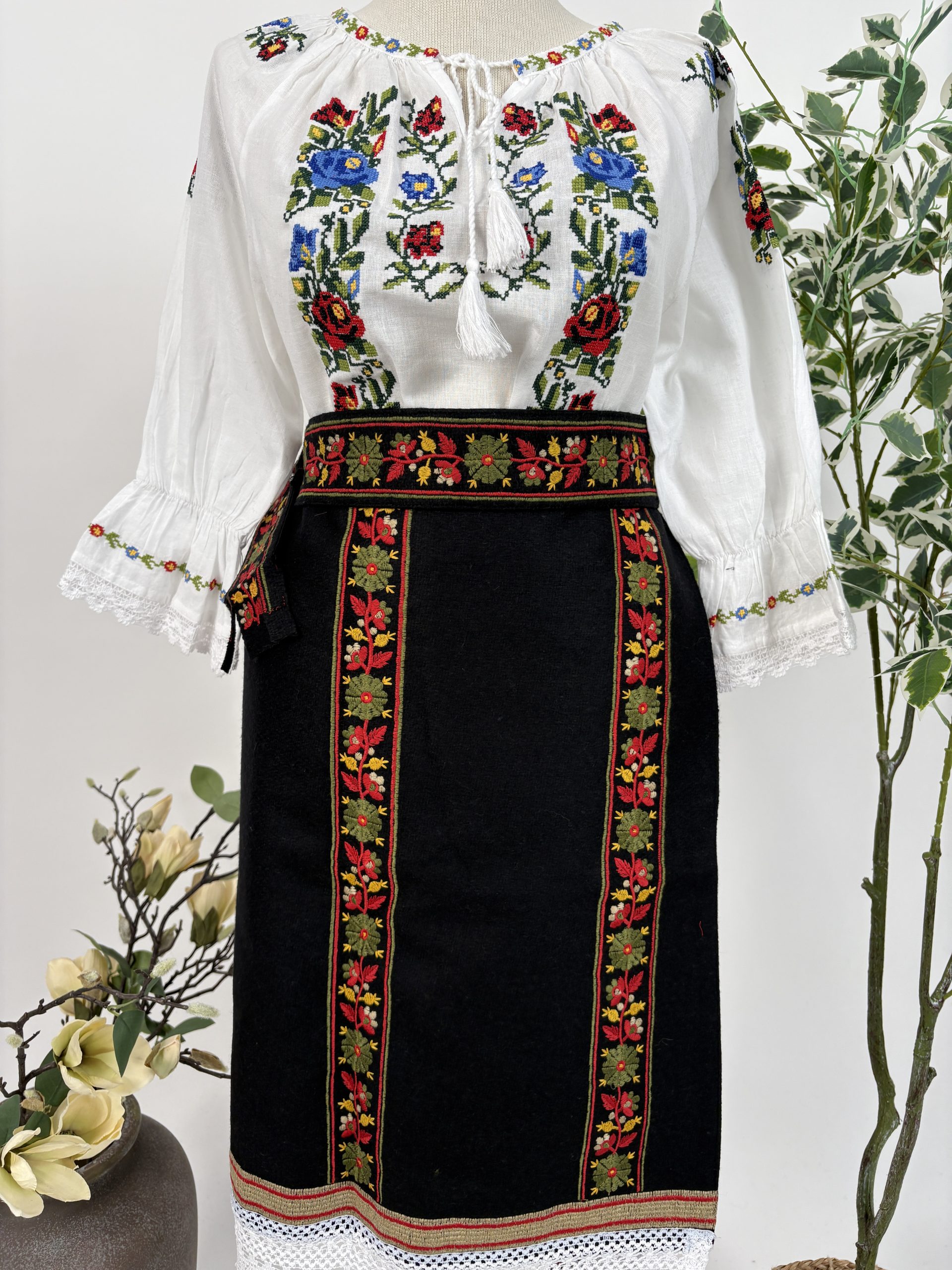 Costum tradițional fete 8-12 ani TM2266 catrință , brâu și ie motive florale - 8