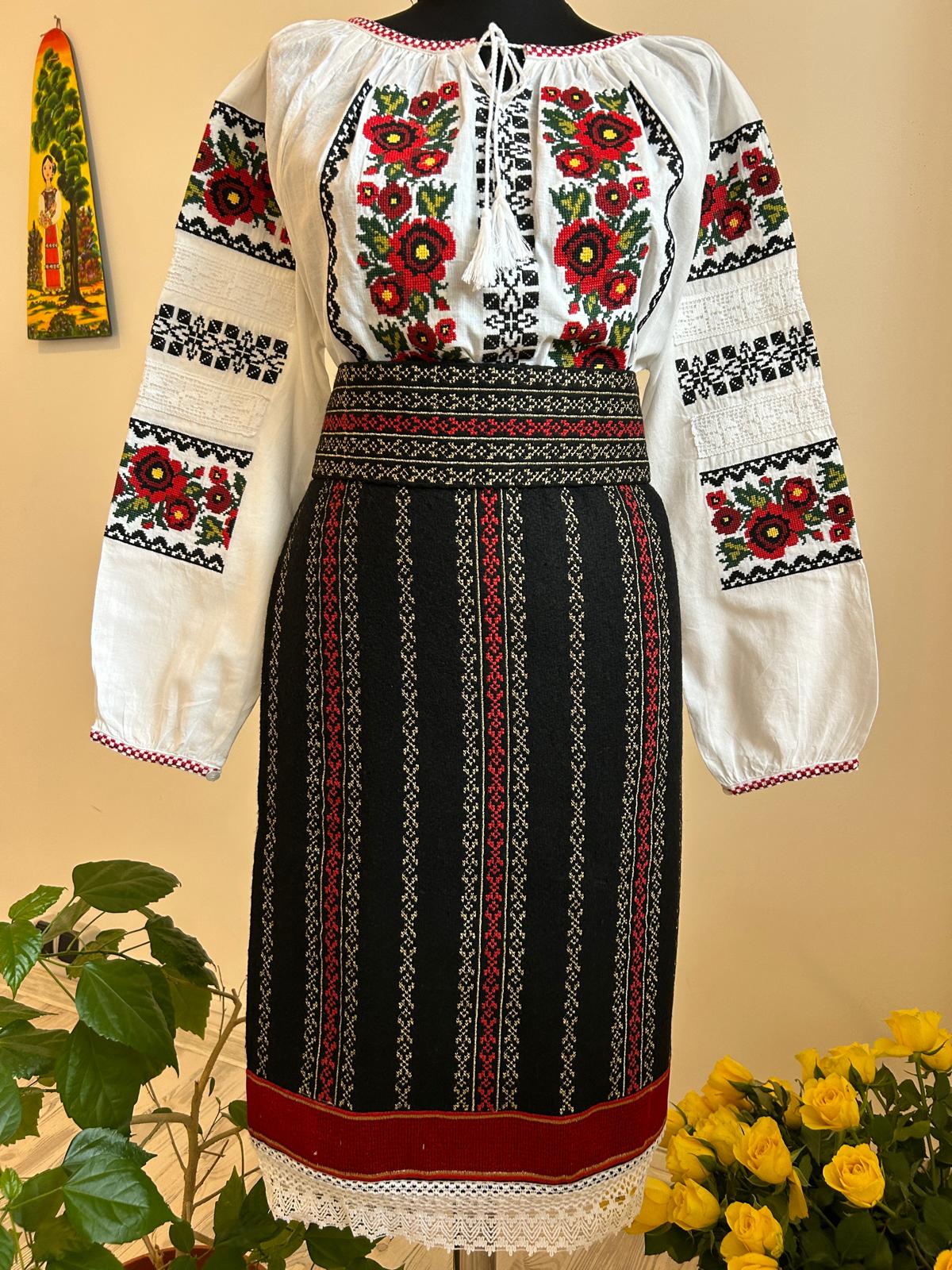 Costum tradițional -fir roșu și negru- TM1728 catrință, brâu și ie - XL