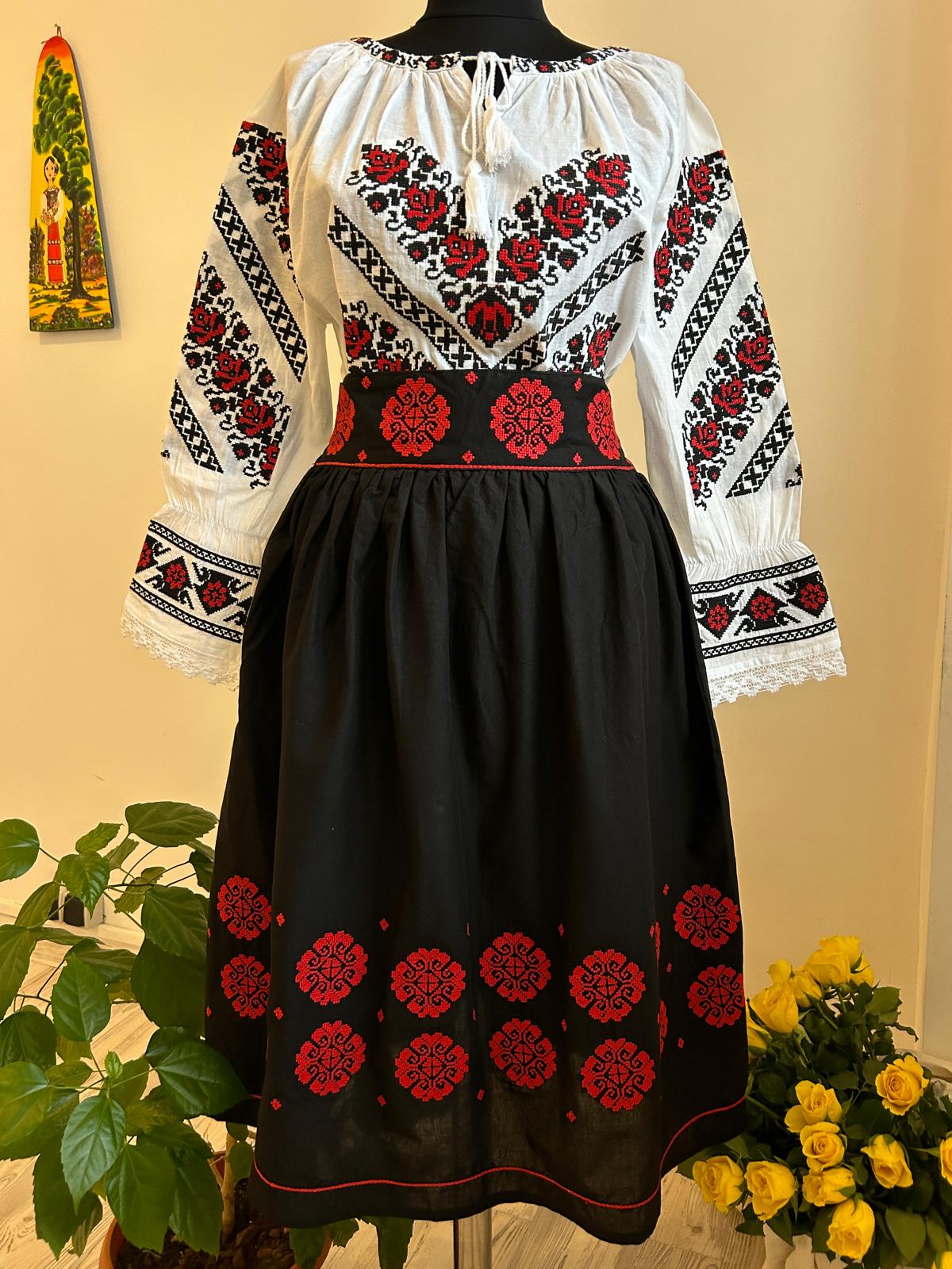 Costum tradițional fir roșu și negru TM1735 *fustă și ie* - 3XL - 2XL