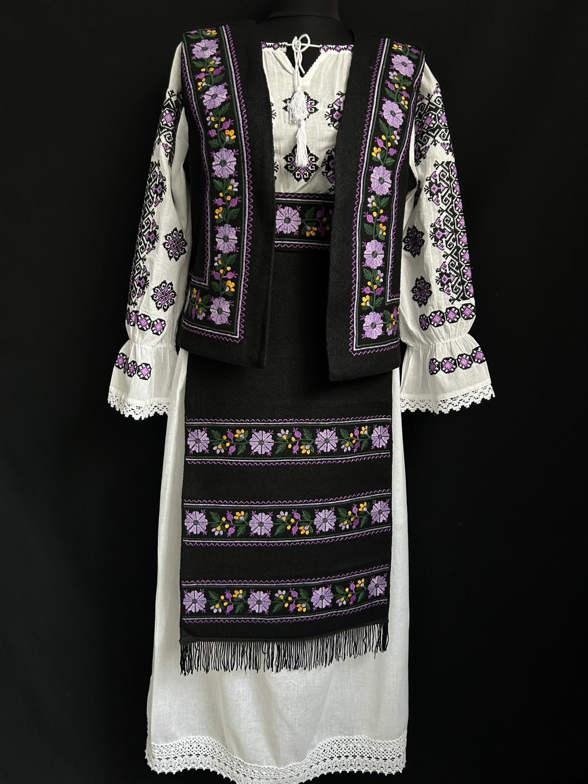 Costum tradițional *motive florale* TM843