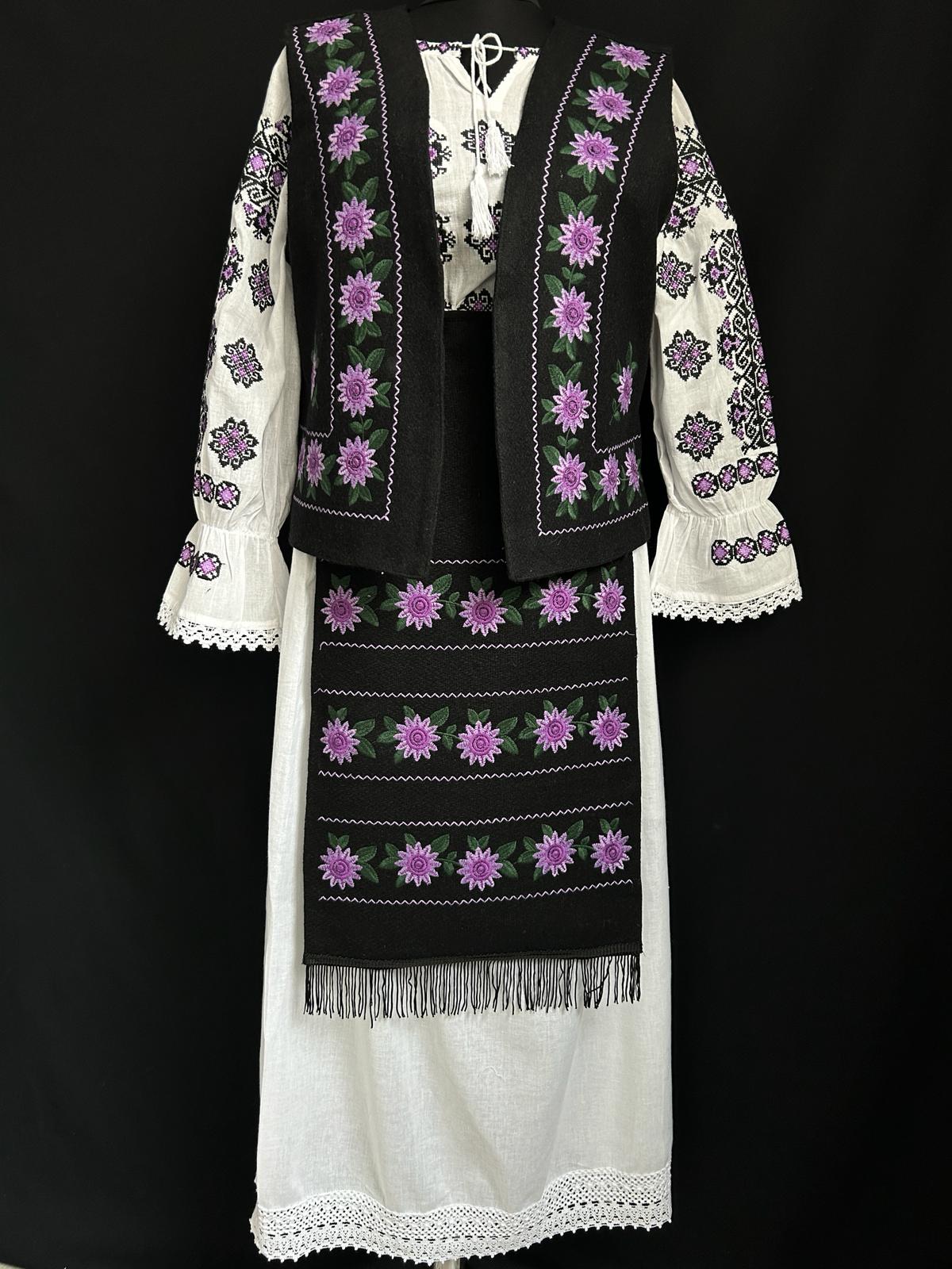 Costum tradițional *motive florale* TM844