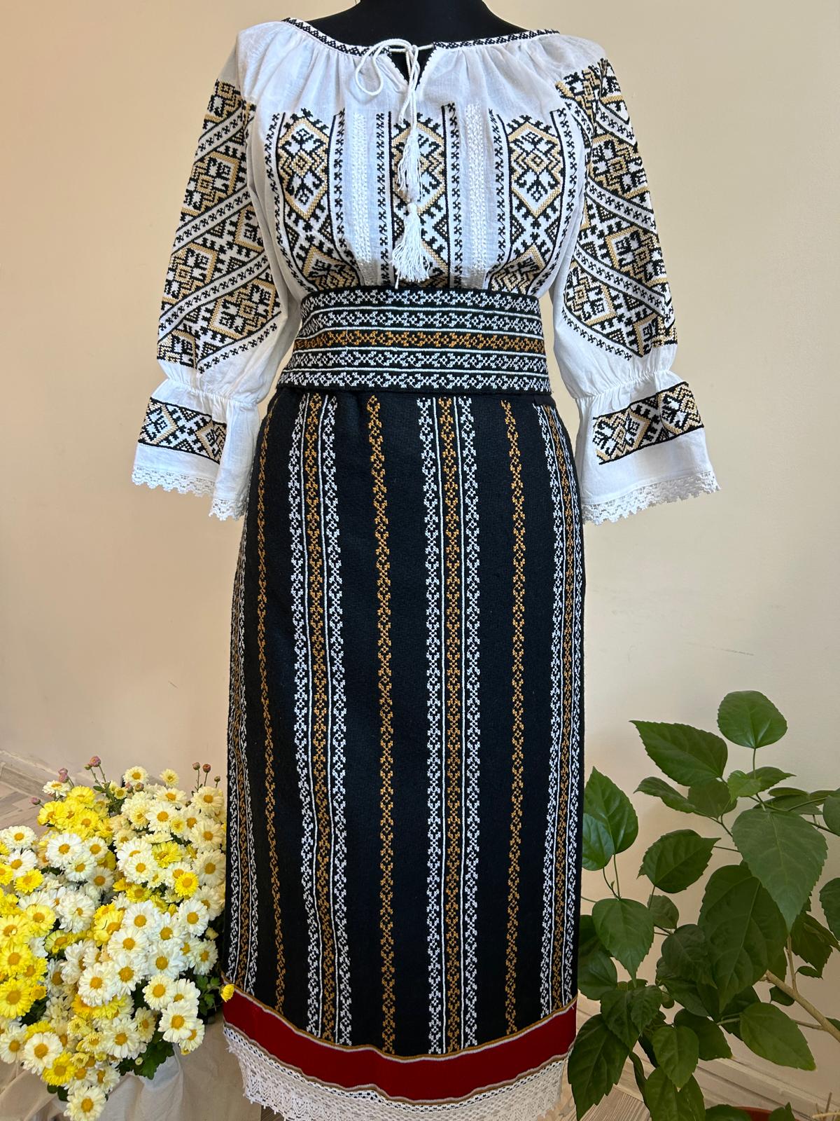 Costum tradițional reflexii aurii TM1425 - catrință, brâu și ie - XL