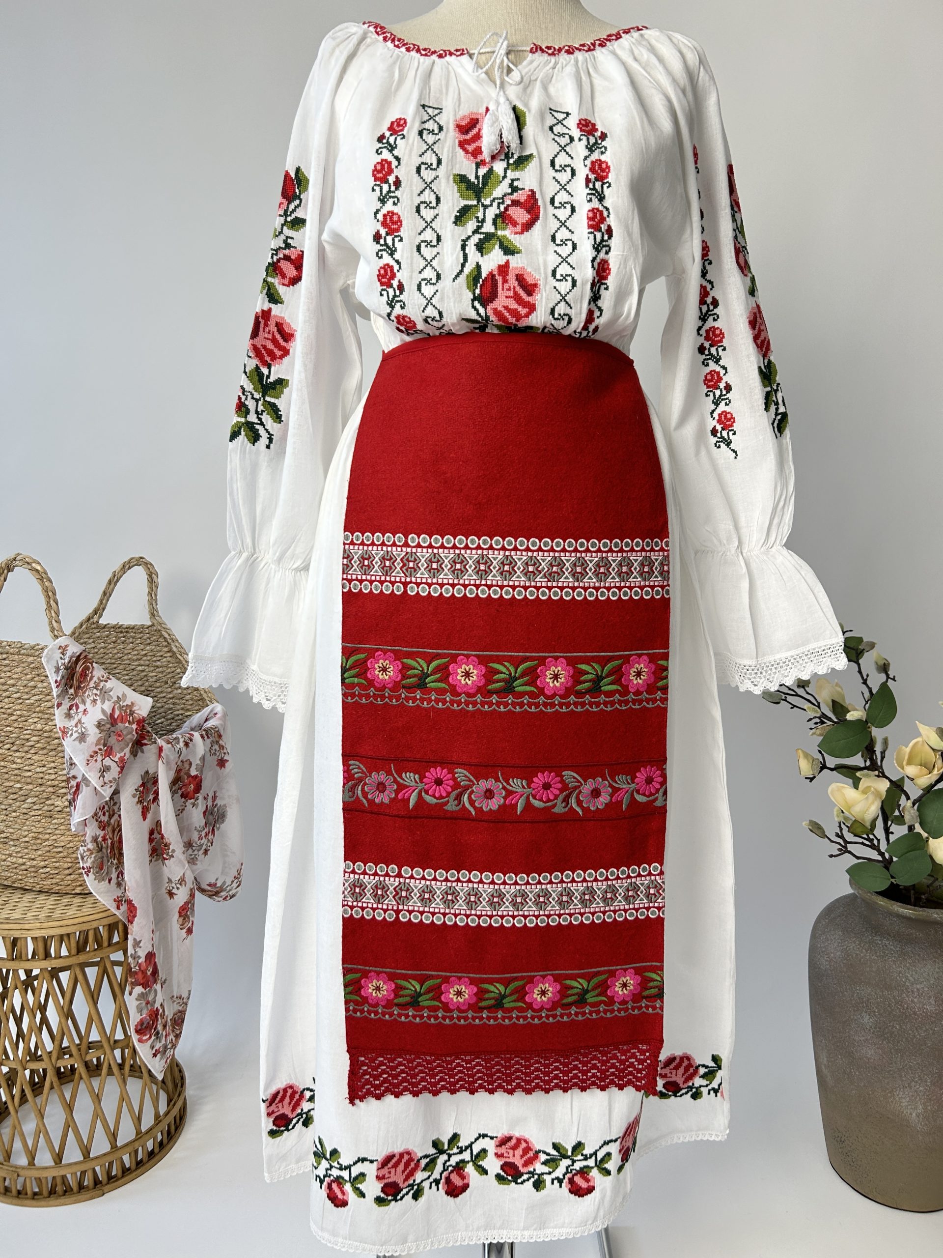 Costum tradițional TM1811 motive florale - M