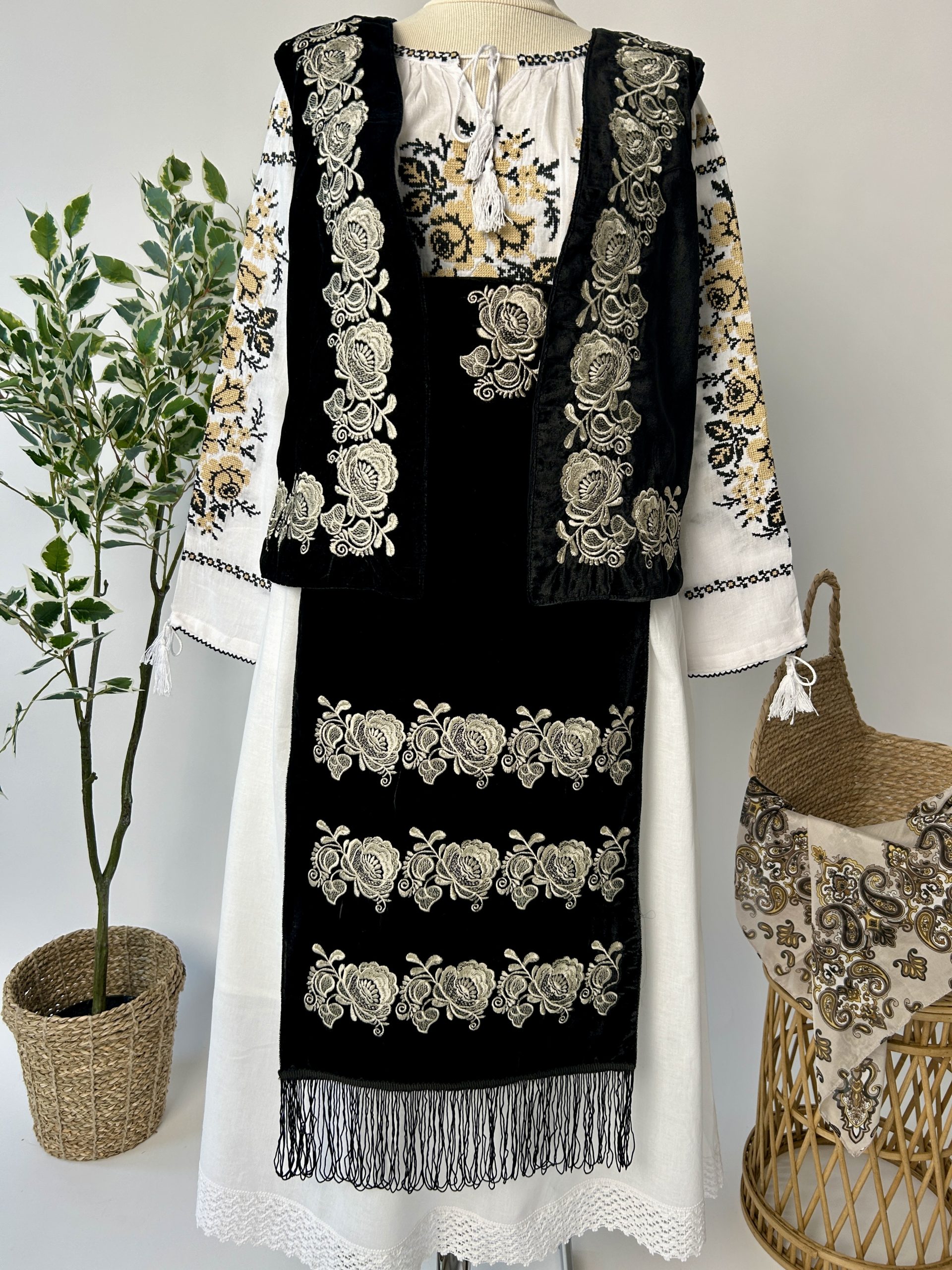 Costum tradițional TM2090 *motive florale* - 2XL - XL - XL