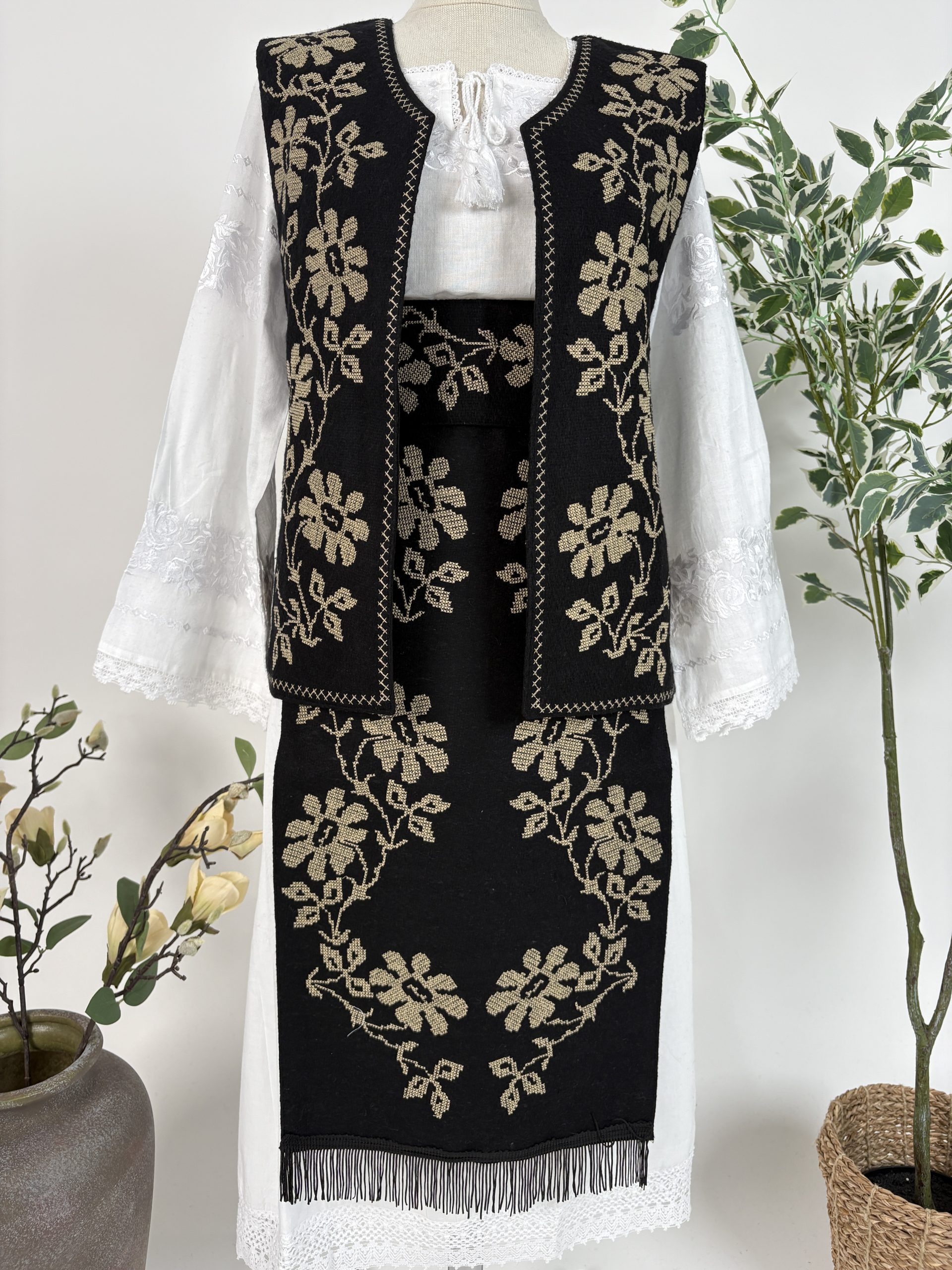 Costum tradițional TM2091 *motive florale* - M - S - L