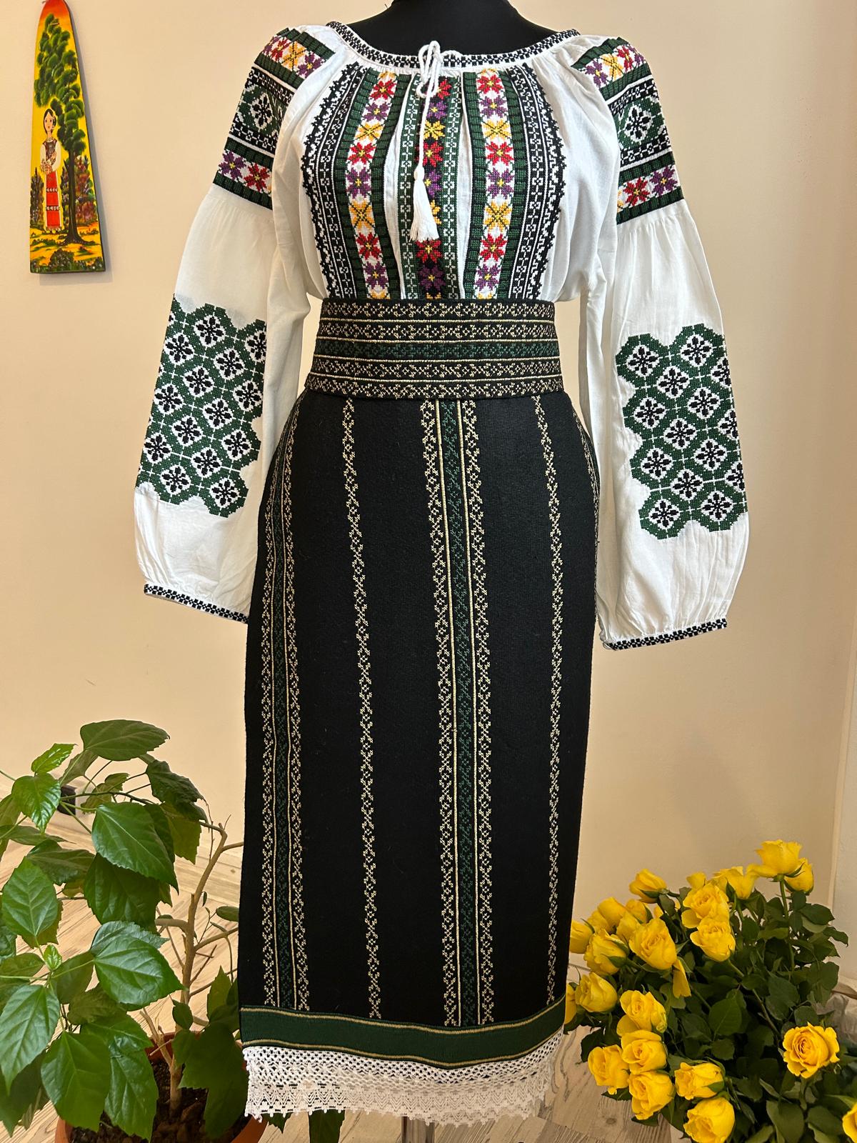 Costum tradițional verdele naturii TM1730 catrință, brâu și ie - XL