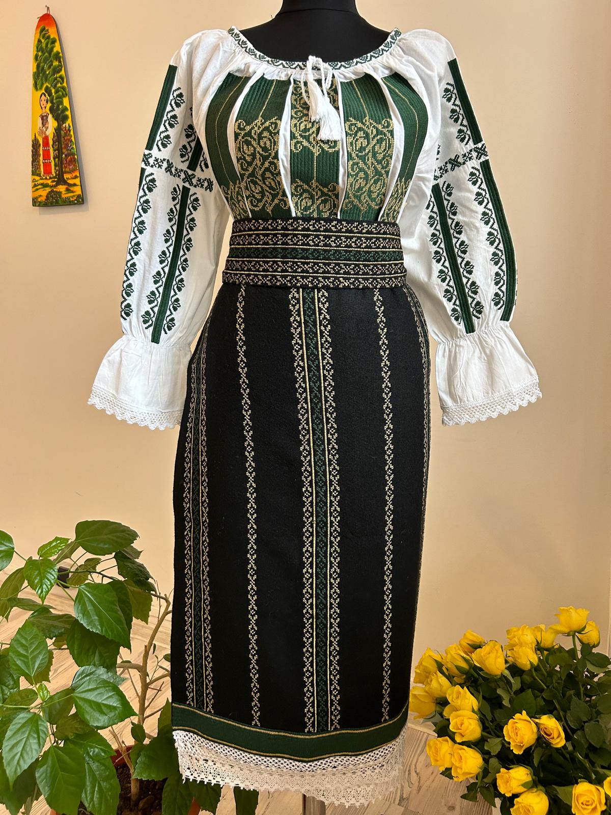 Costum tradițional verdele naturii TM1731 catrință, brâu și ie - XL