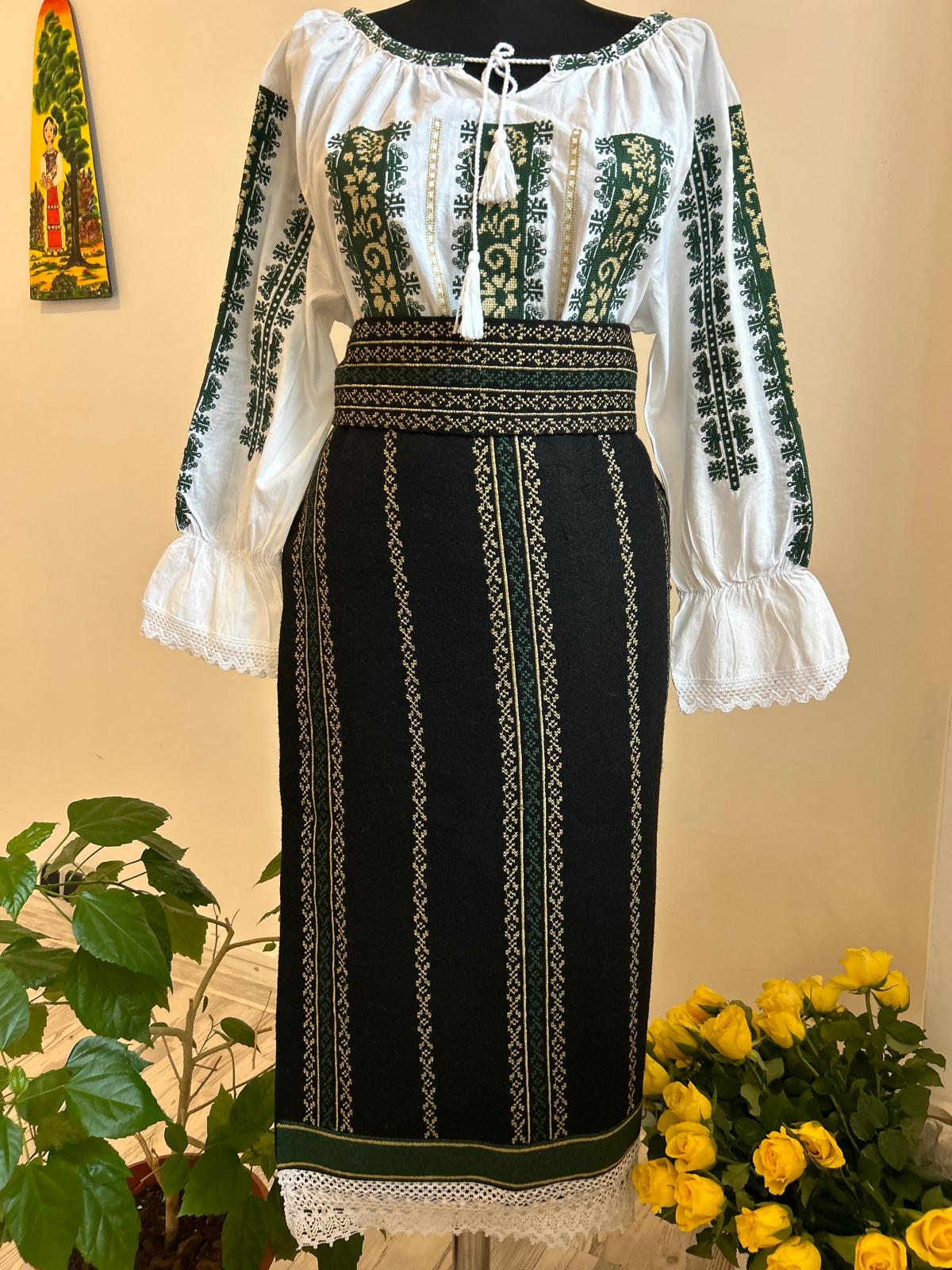 Costum tradițional verdele naturii TM1732 catrință, brâu și ie - XL