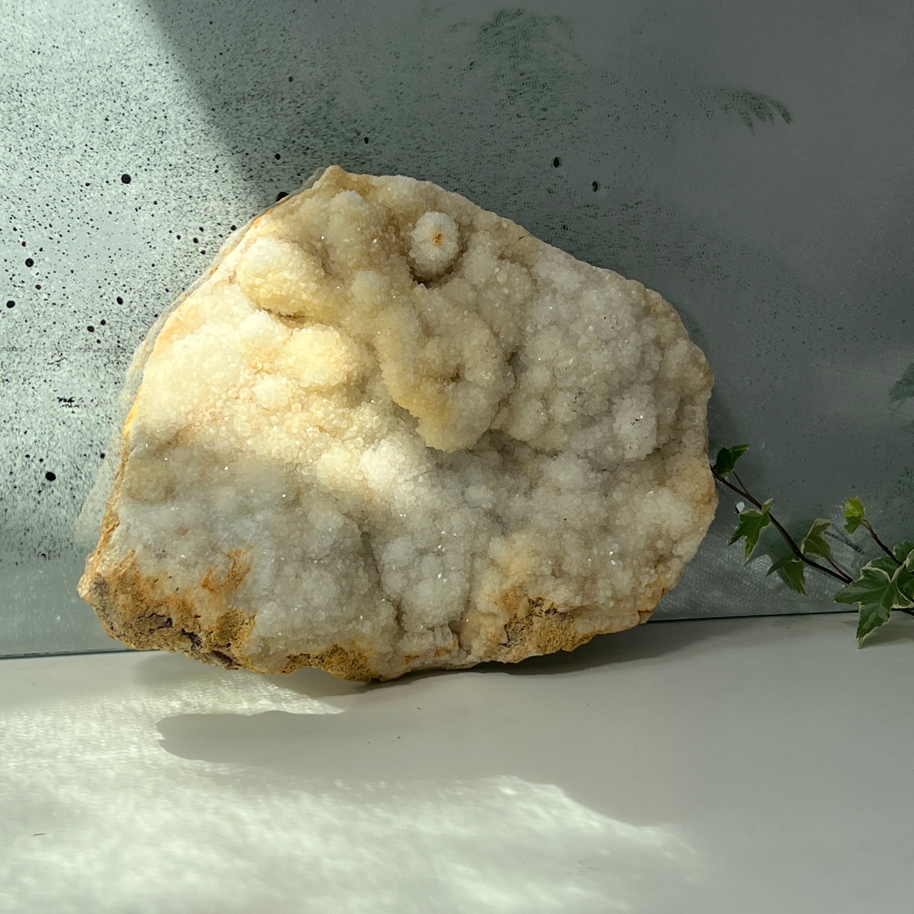 Cuarț botrioidal cu suprafață druzy – sculptură naturală în alb perlat -model 2
