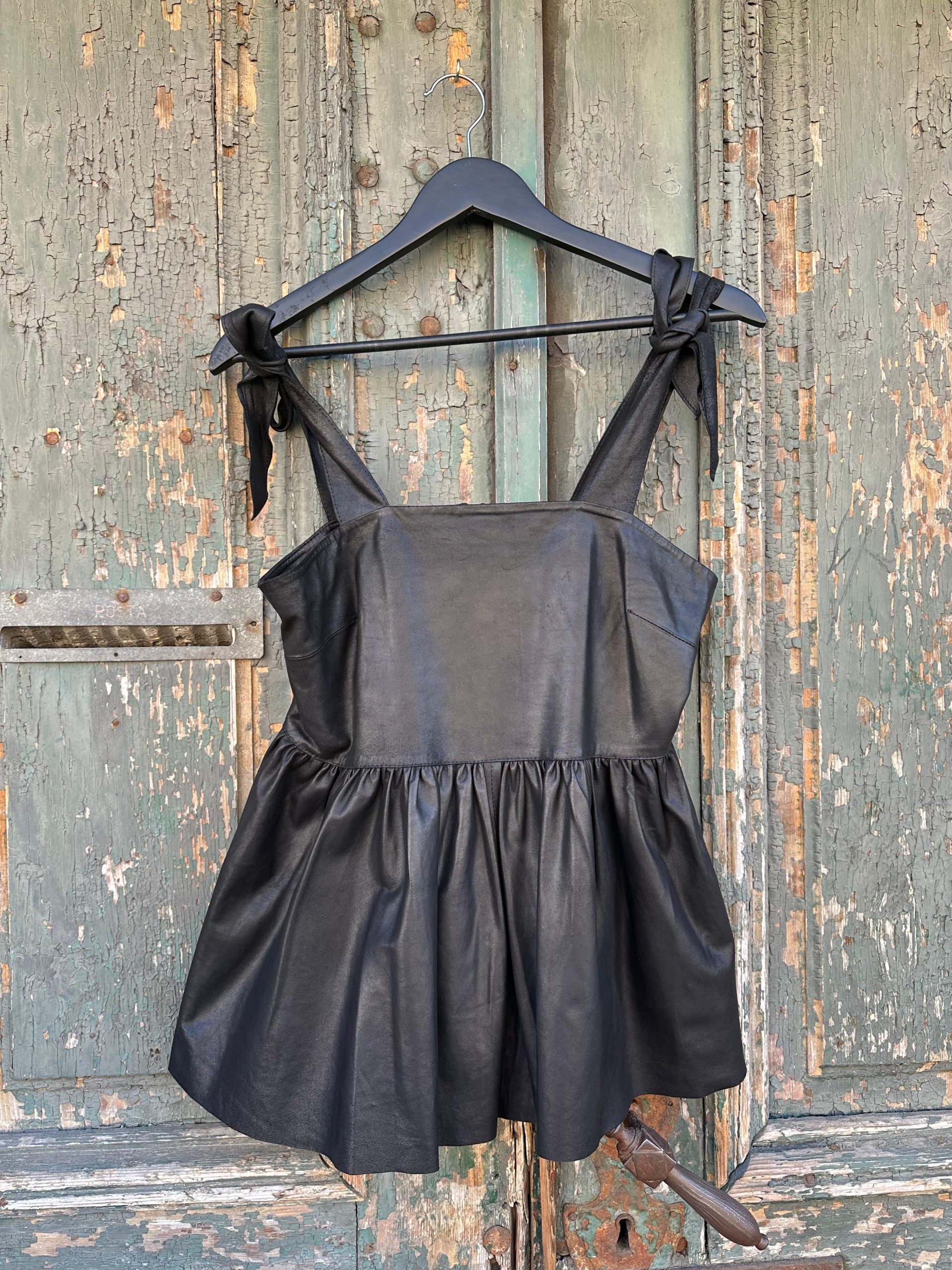DEPECHE - Top negru din piele din piele de miel cu funde - 40 EU