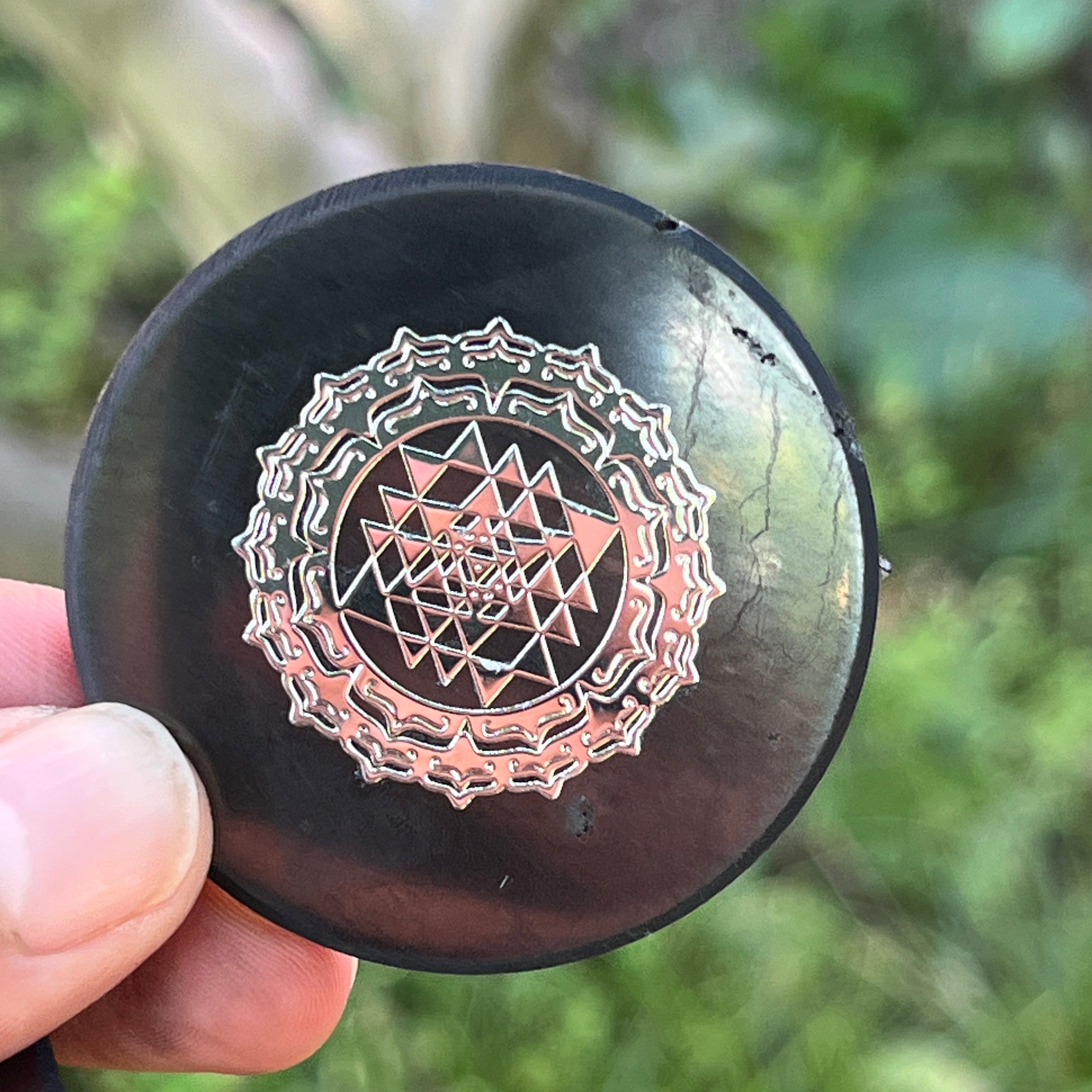 Disc din Shungit adeziv Sri Yantra Silver