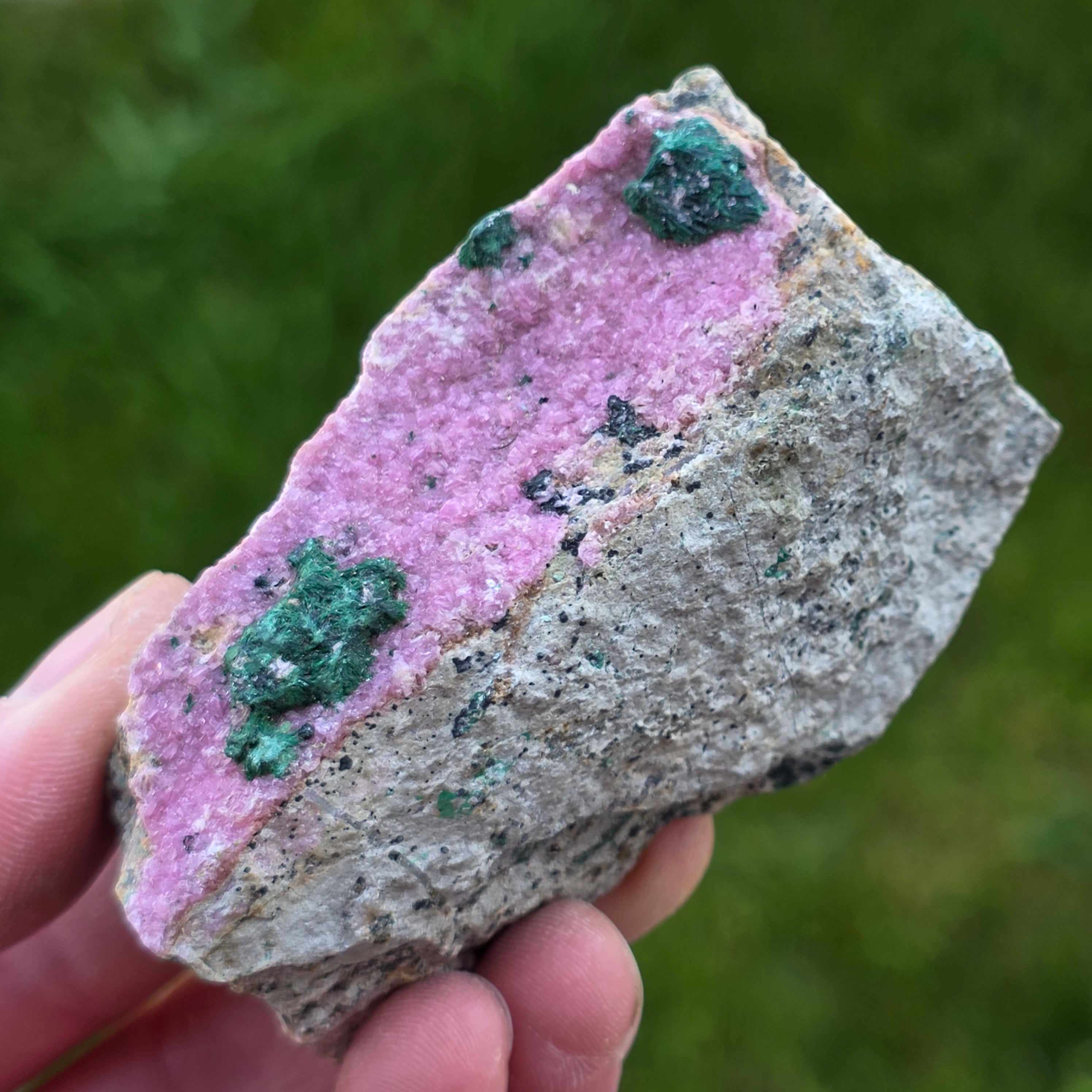 Dolomit roz Salrose insertii malachit piatra bruta m23