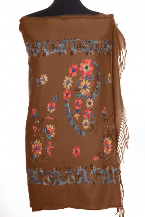 Esarfa cashmere cu model floral brodat pe fond maro