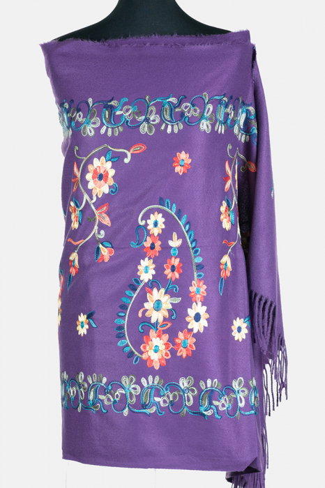 Esarfa cashmere cu model floral brodat pe fond mov