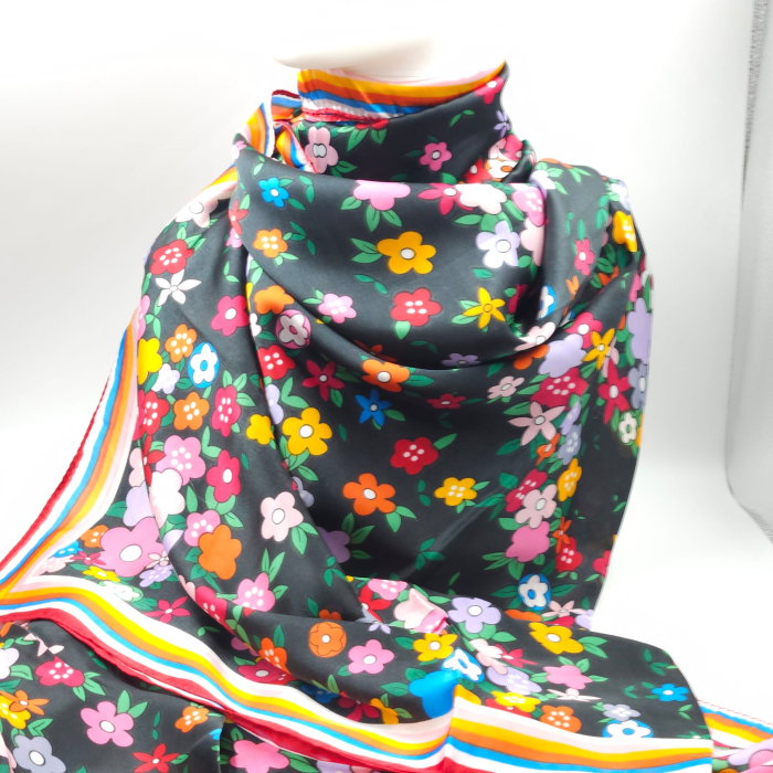 Esarfa dreptunghiulara tip pareo, cu imprimeu floral multicolor pe fond negru