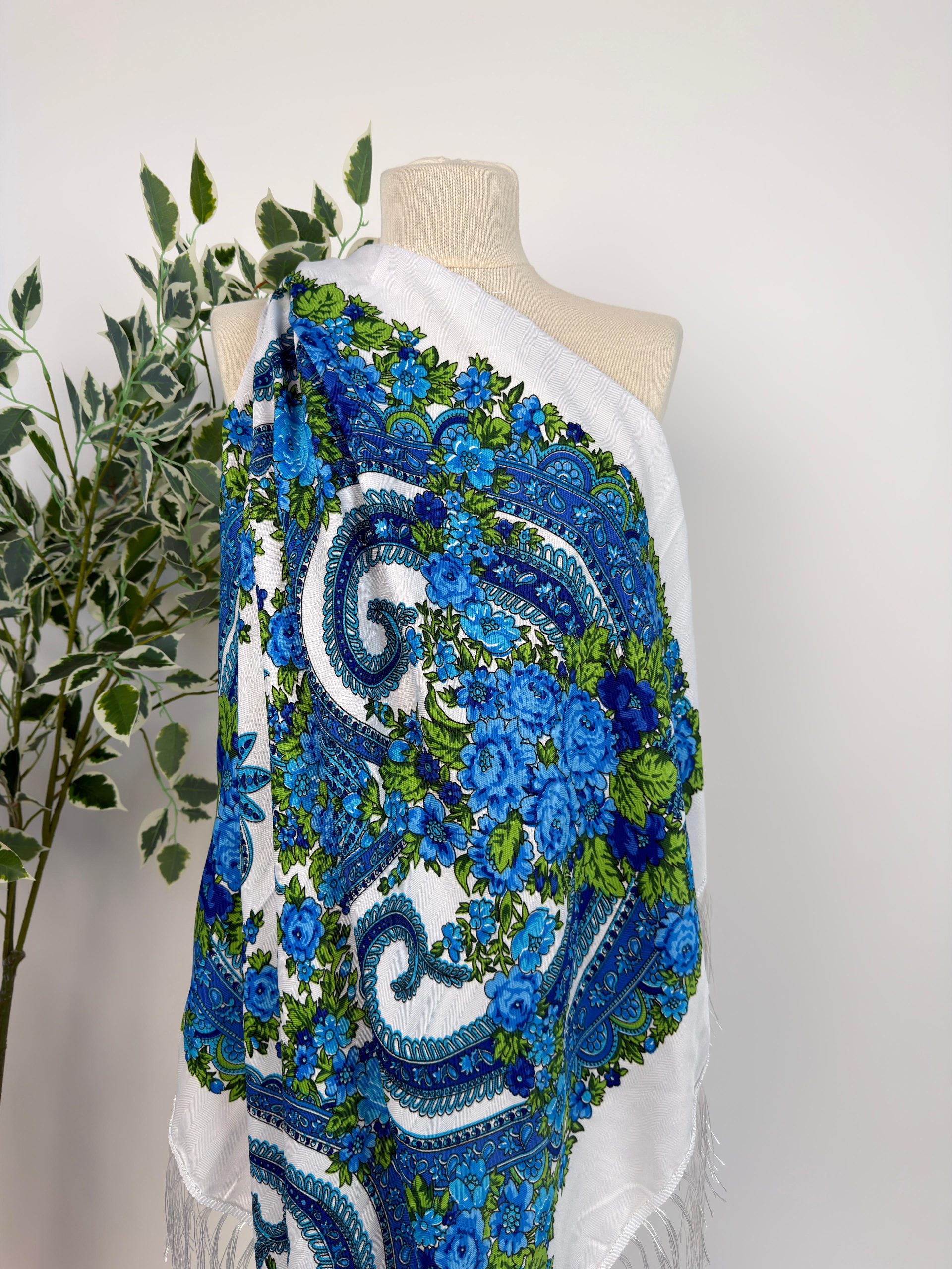 Eșarfă elegantă cu imprimeu floral și franjuri fine TM2286