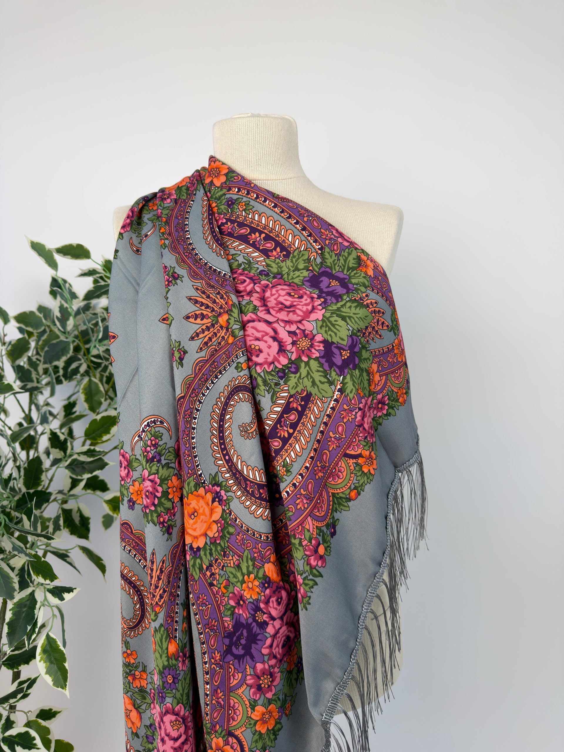 Eșarfă elegantă cu imprimeu floral și franjuri fine TM2290