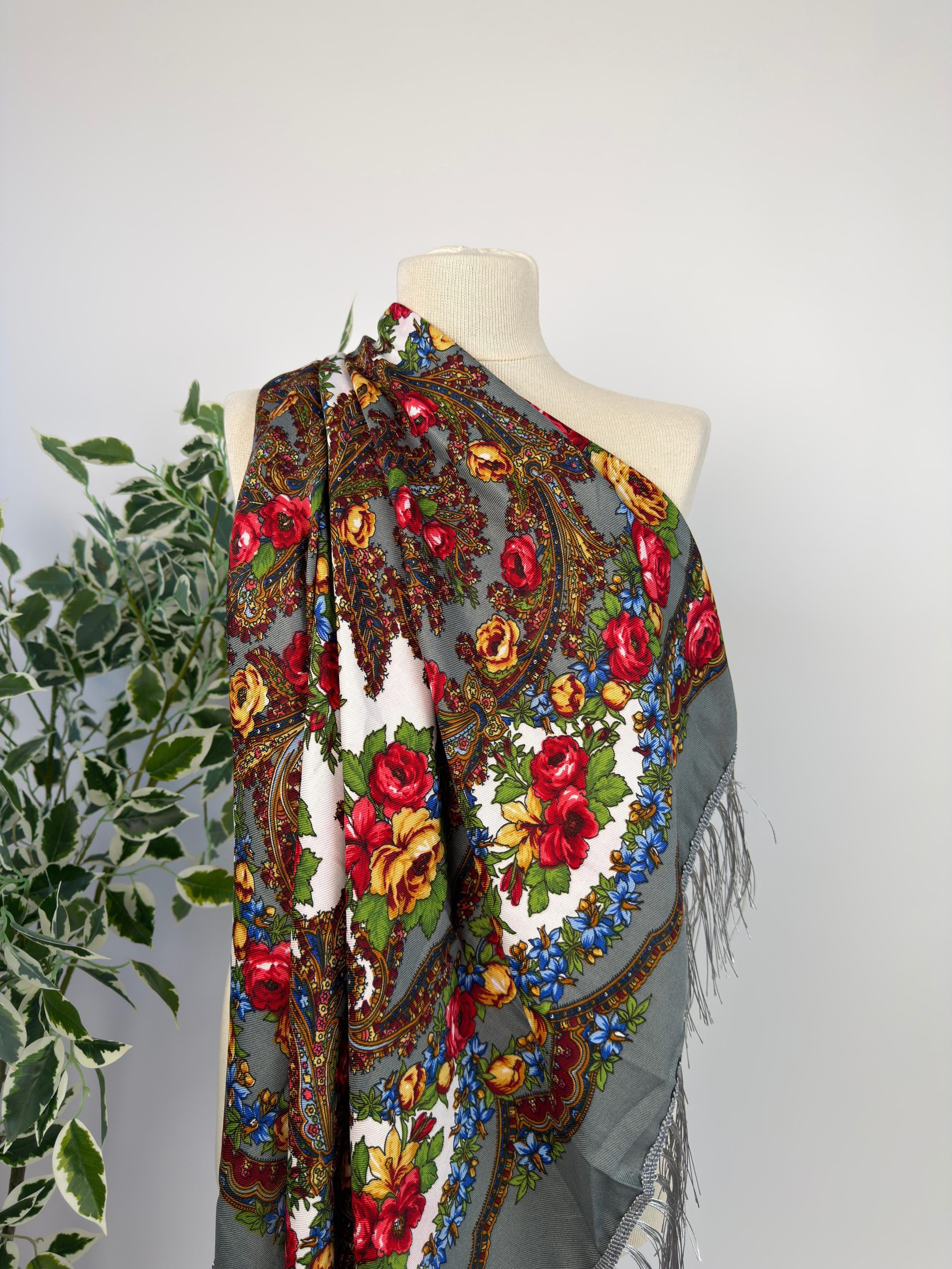 Eșarfă elegantă cu imprimeu floral și franjuri fine TM2296