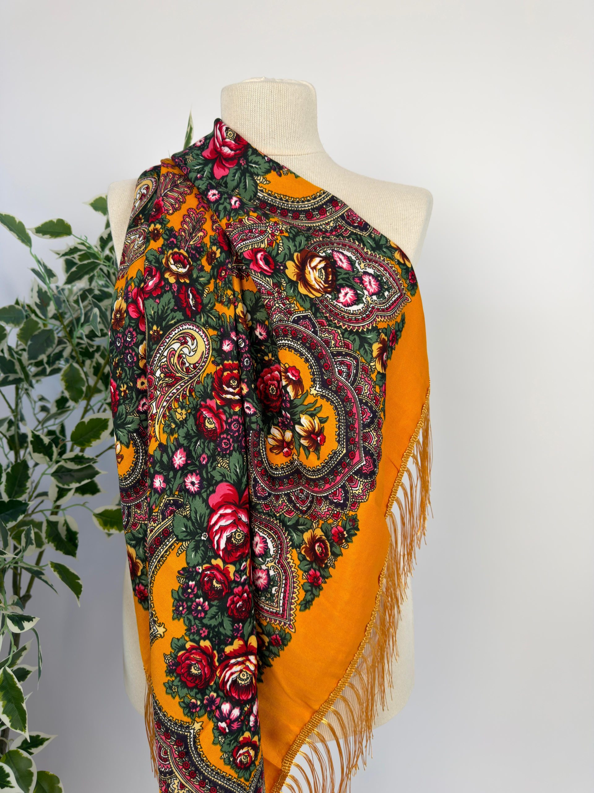 Eșarfă elegantă cu imprimeu floral și franjuri fine TM2305