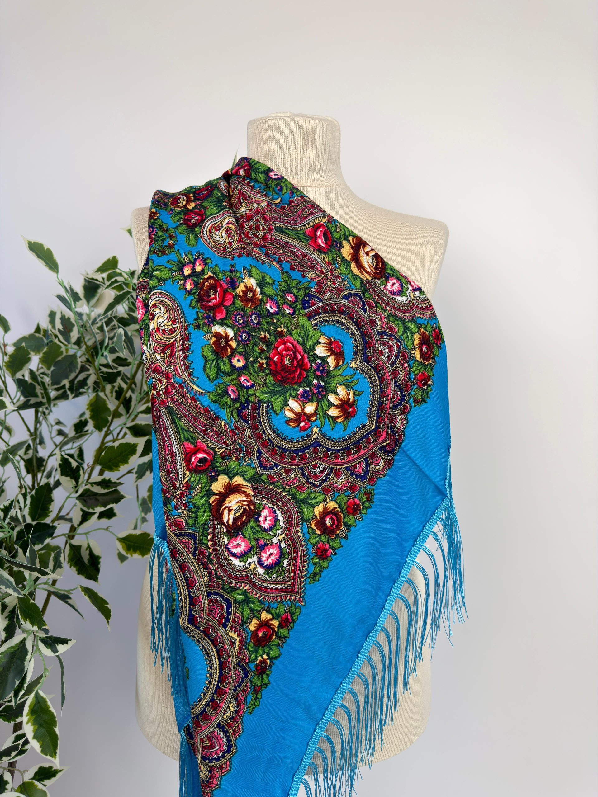 Eșarfă elegantă cu imprimeu floral și franjuri fine TM2310