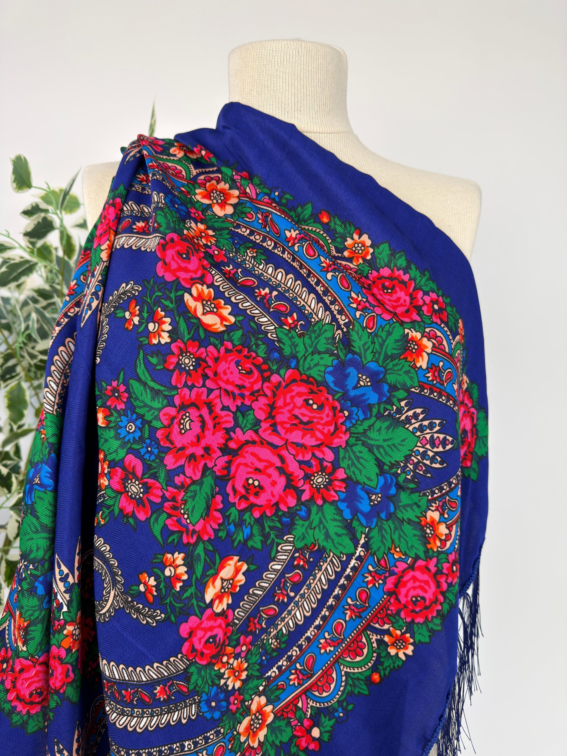 Eșarfă elegantă cu imprimeu floral și franjuri fine TM2325