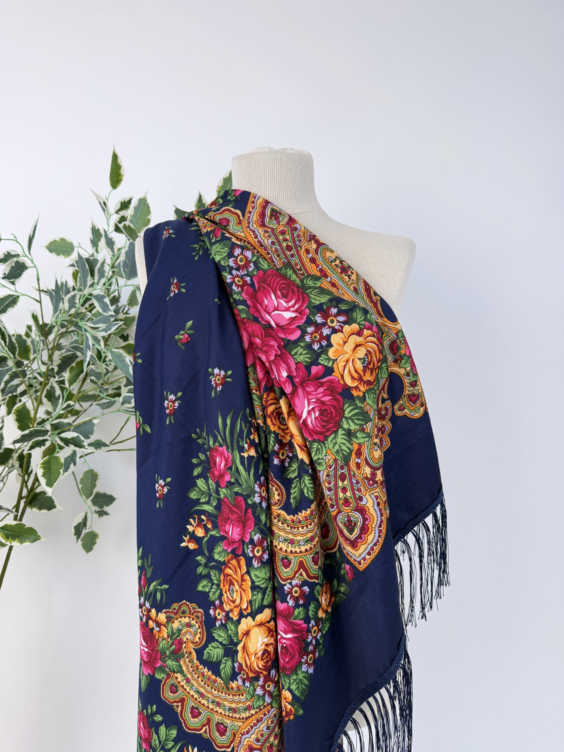 Eșarfă elegantă cu imprimeu floral și franjuri fine TM2349