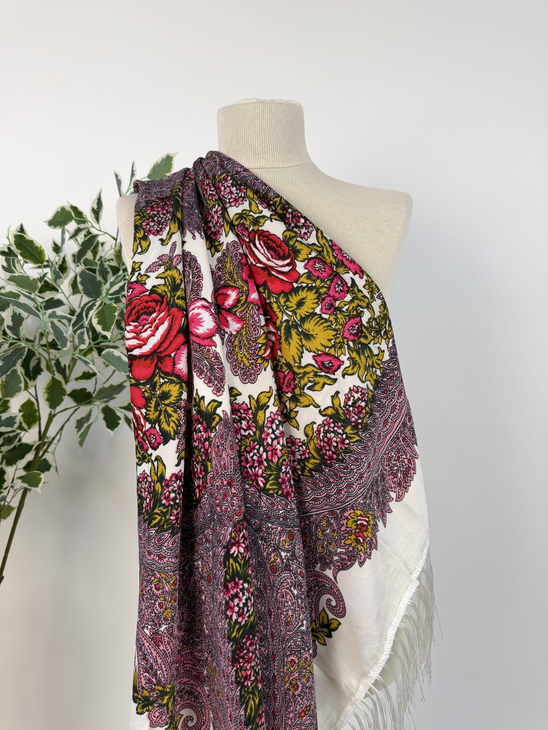 Eșarfă elegantă cu imprimeu floral și franjuri fine TM2360