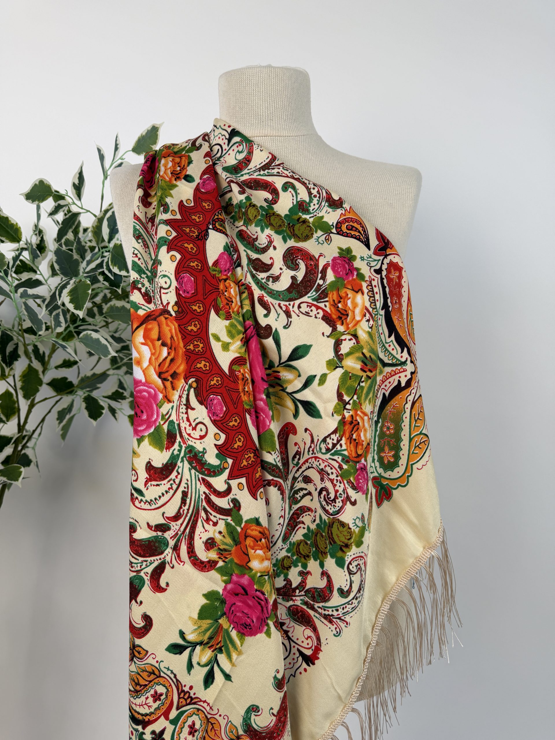 Eșarfă elegantă cu imprimeu floral și franjuri fine TM2364