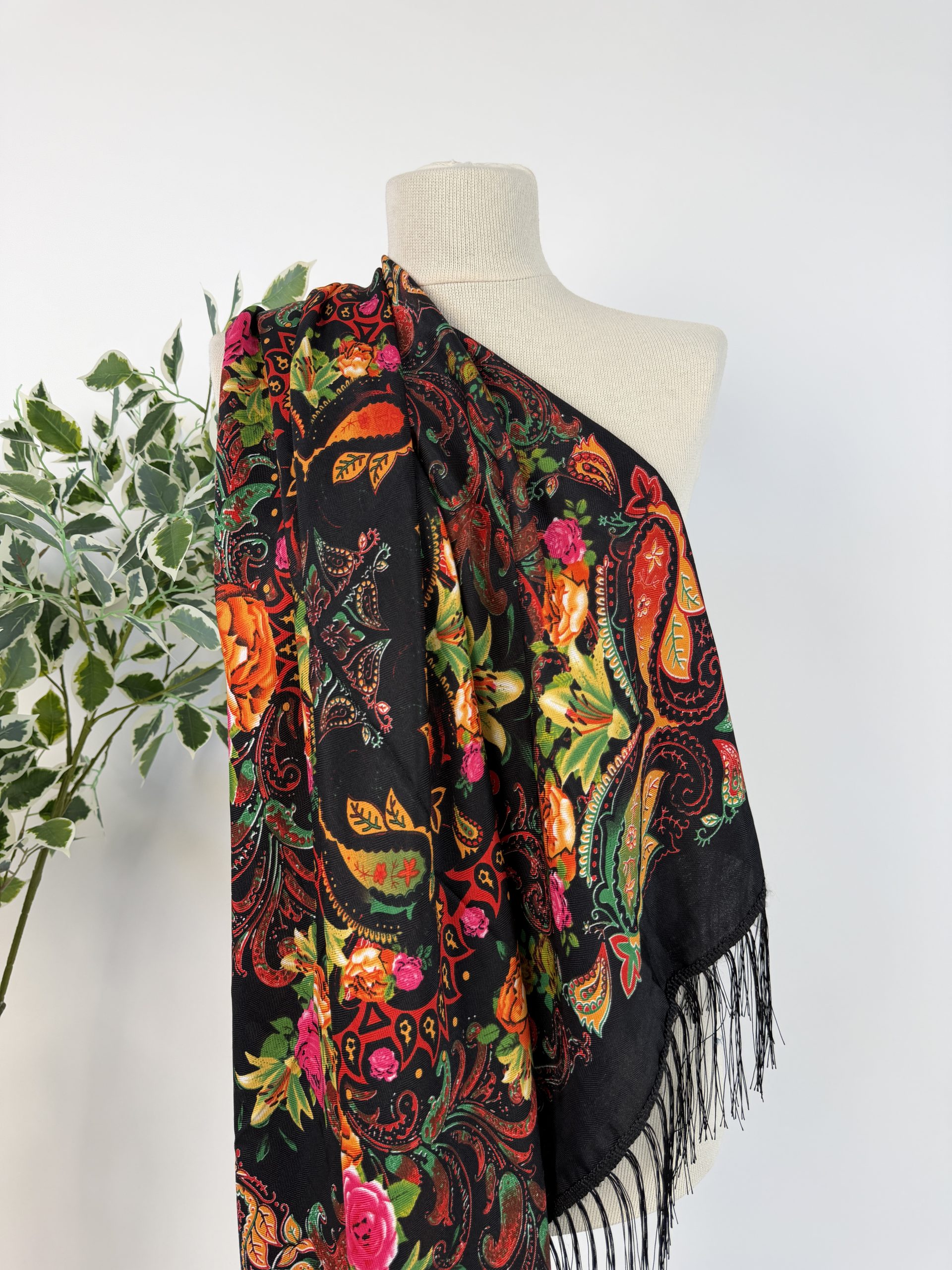 Eșarfă elegantă cu imprimeu floral și franjuri fine TM2366