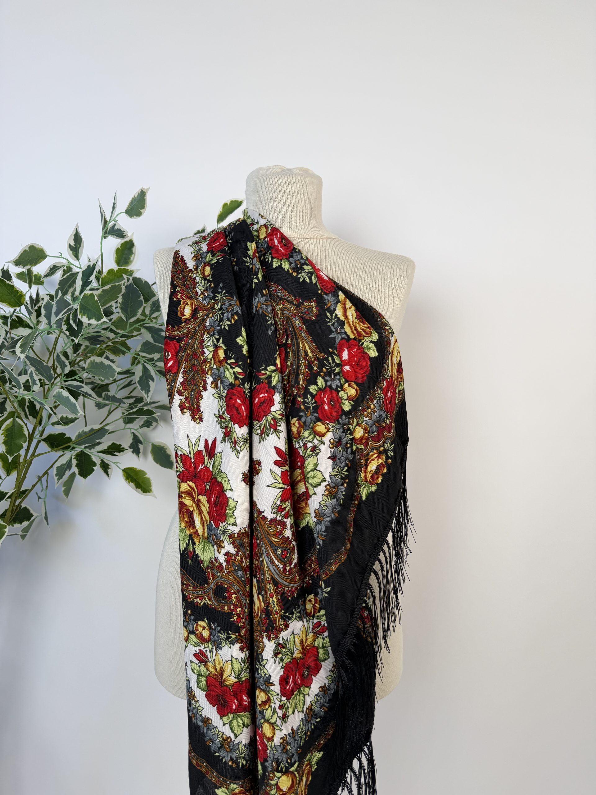 Eșarfă elegantă cu imprimeu floral și franjuri fine TM2420