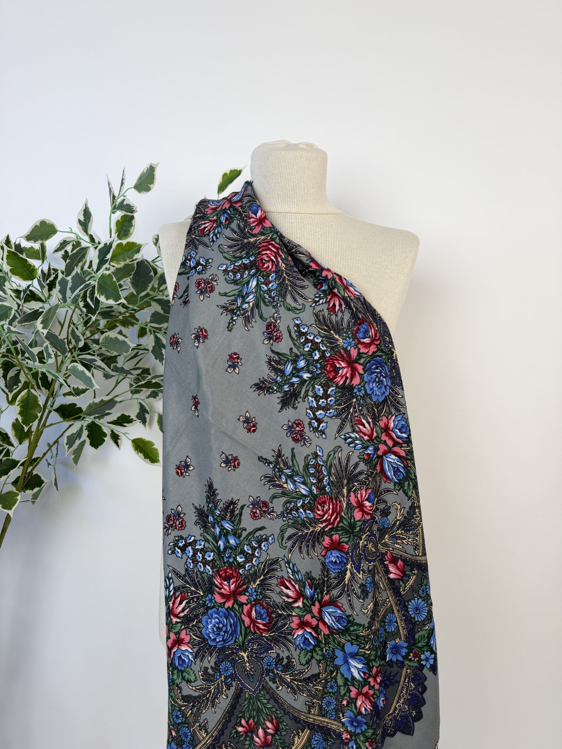 Eșarfă elegantă cu imprimeu floral și franjuri fine TM2421