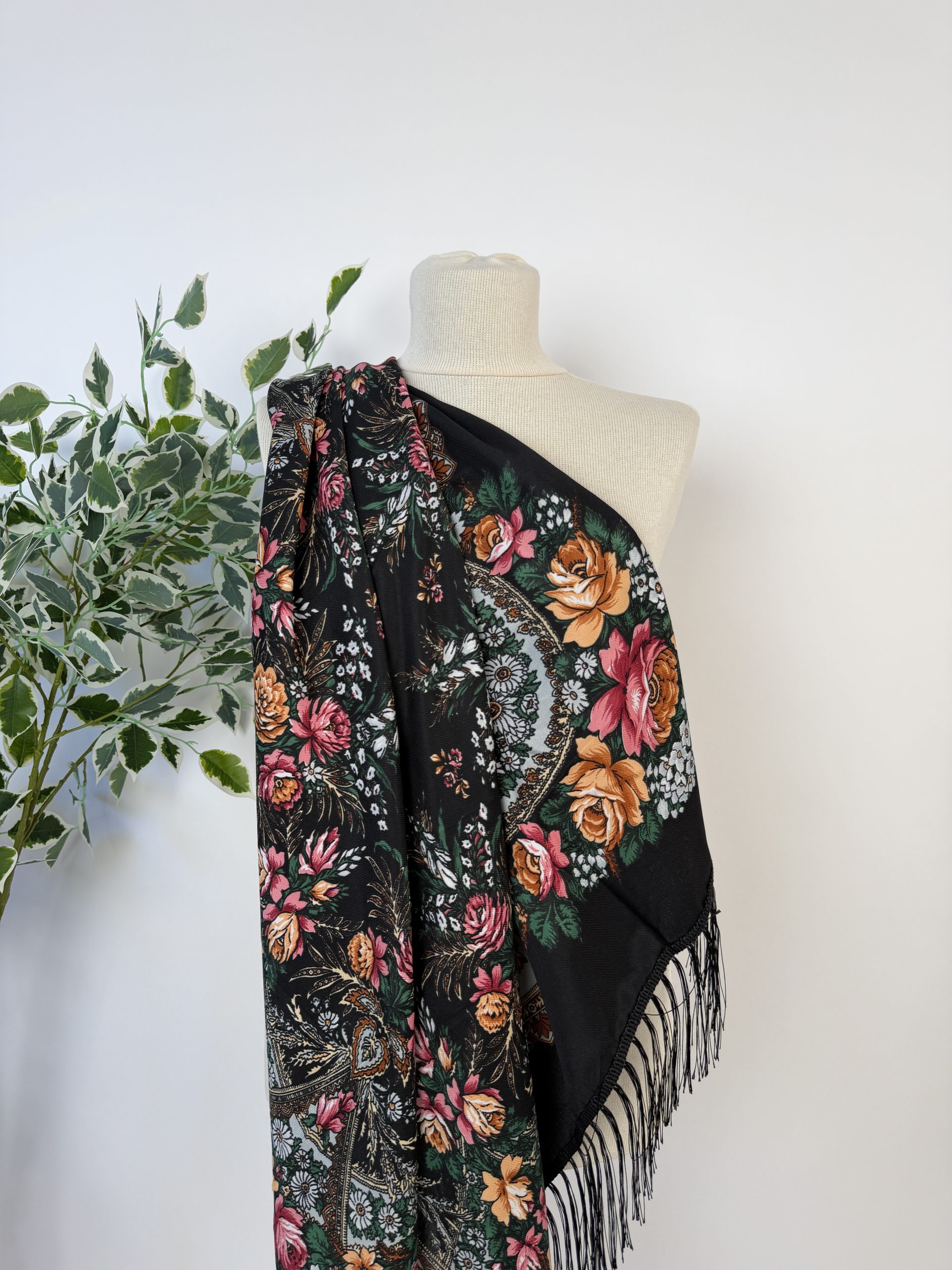 Eșarfă elegantă cu imprimeu floral și franjuri fine TM2426