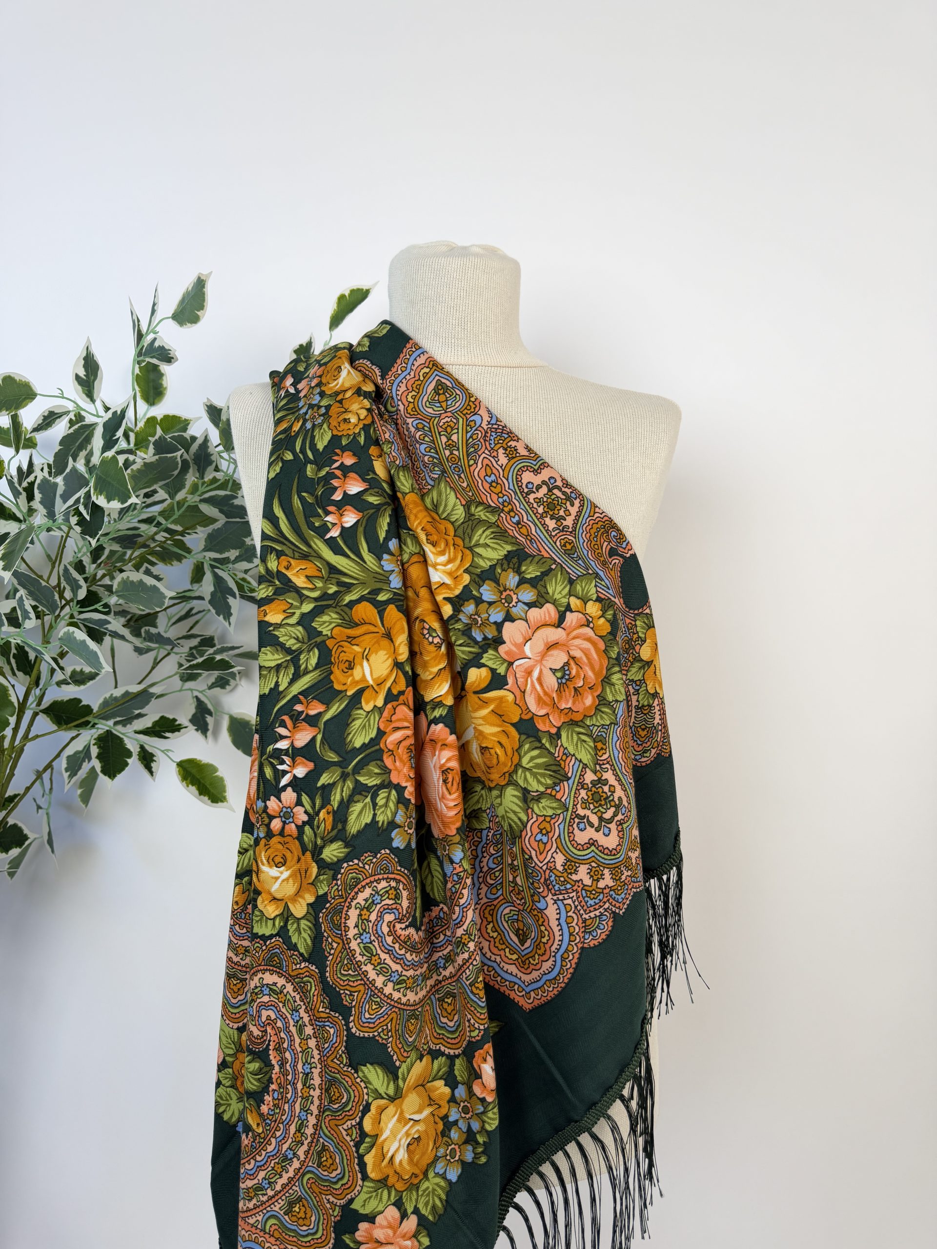 Eșarfă elegantă cu imprimeu floral și franjuri fine TM2427