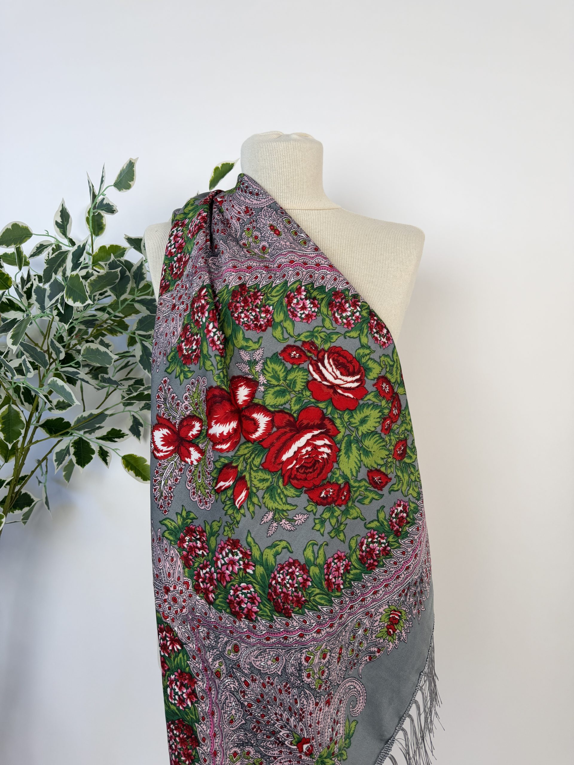 Eșarfă elegantă cu imprimeu floral și franjuri fine TM2429