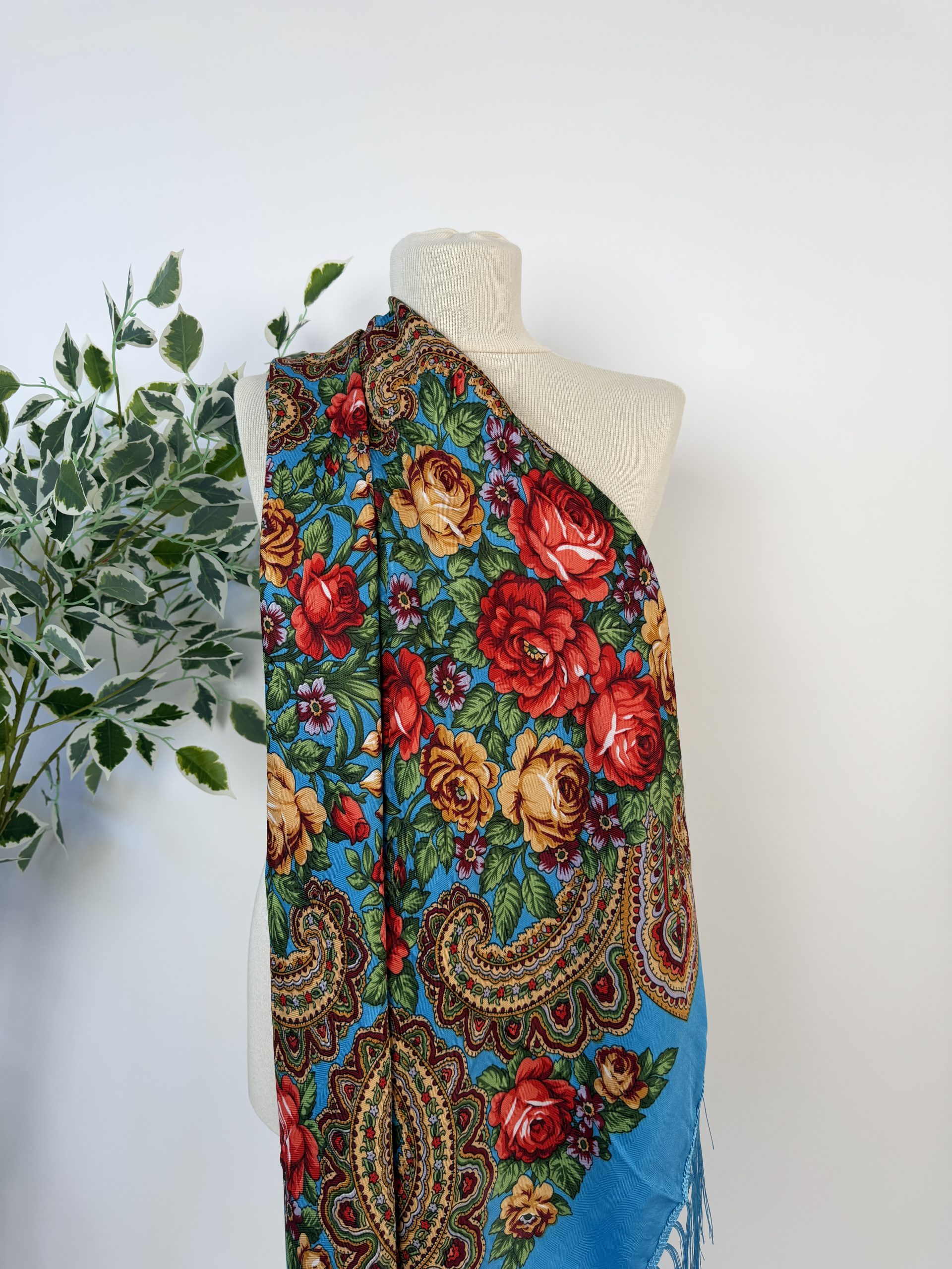 Eșarfă elegantă cu imprimeu floral și franjuri fine TM2437