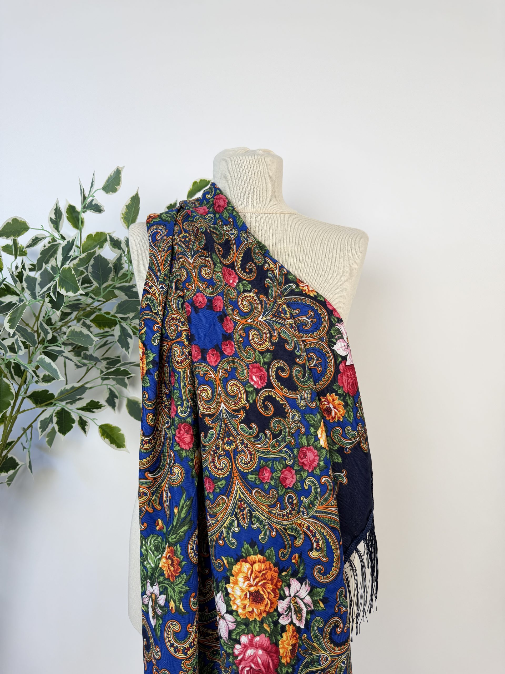 Eșarfă elegantă cu imprimeu floral și franjuri fine TM2445