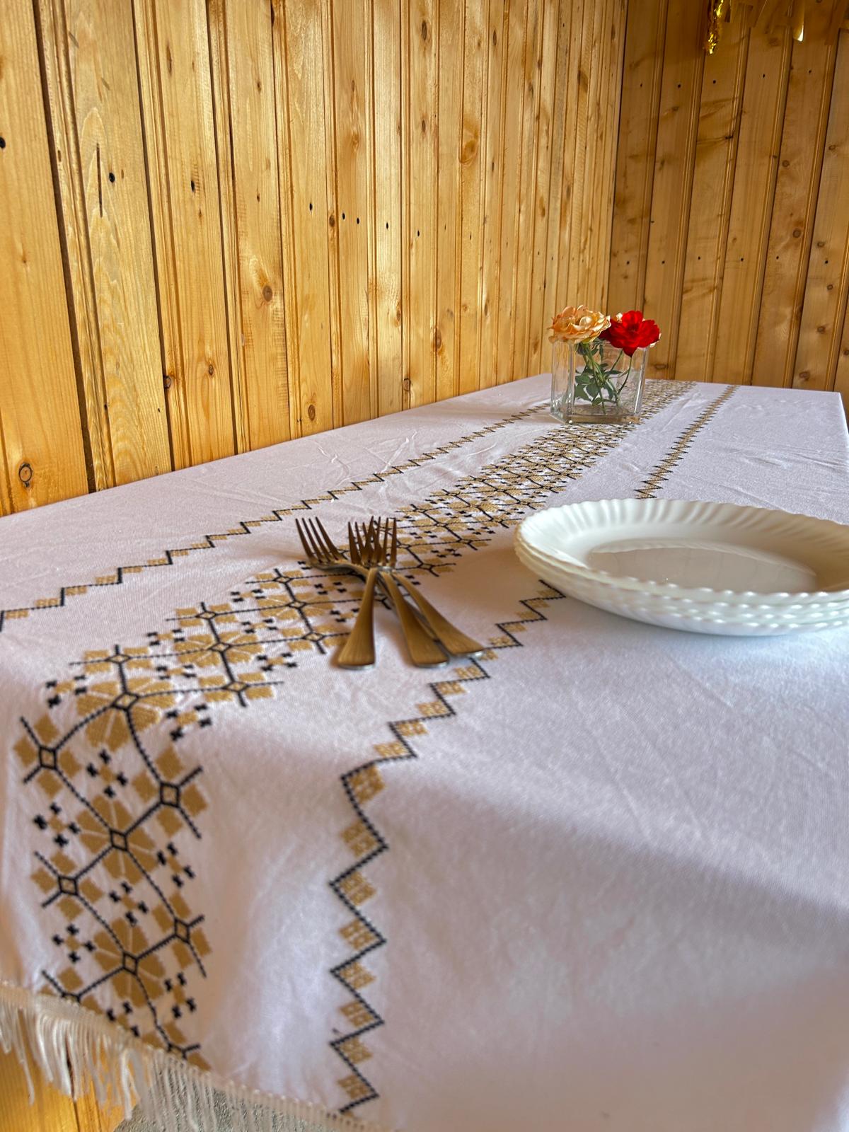 Față de masă din bumbac 100% cu broderie tradițională *albă, model crem-negru* TM1919