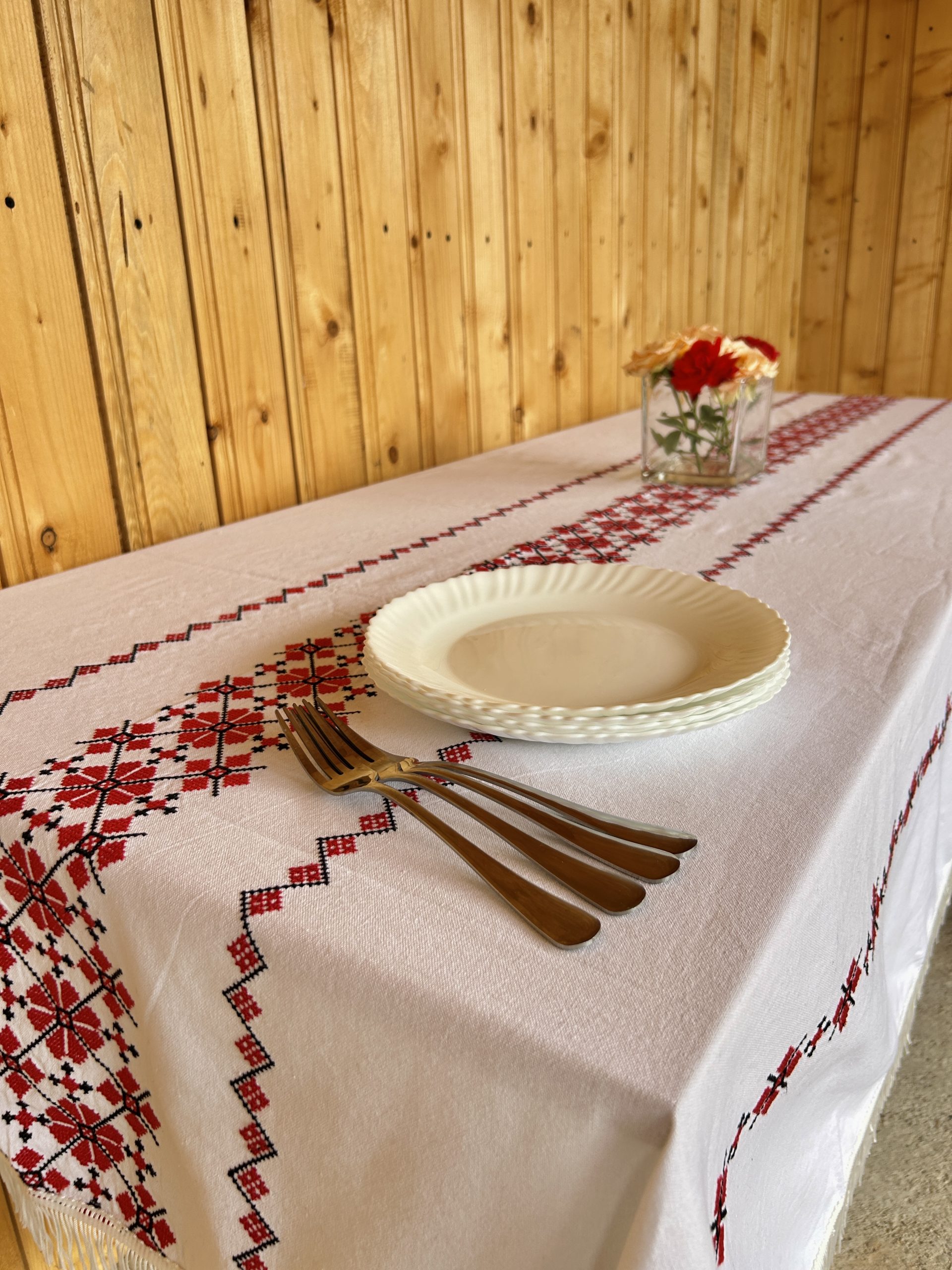 Față de masă din bumbac 100% cu broderie tradițională *albă, model roșu-negru* TM1918