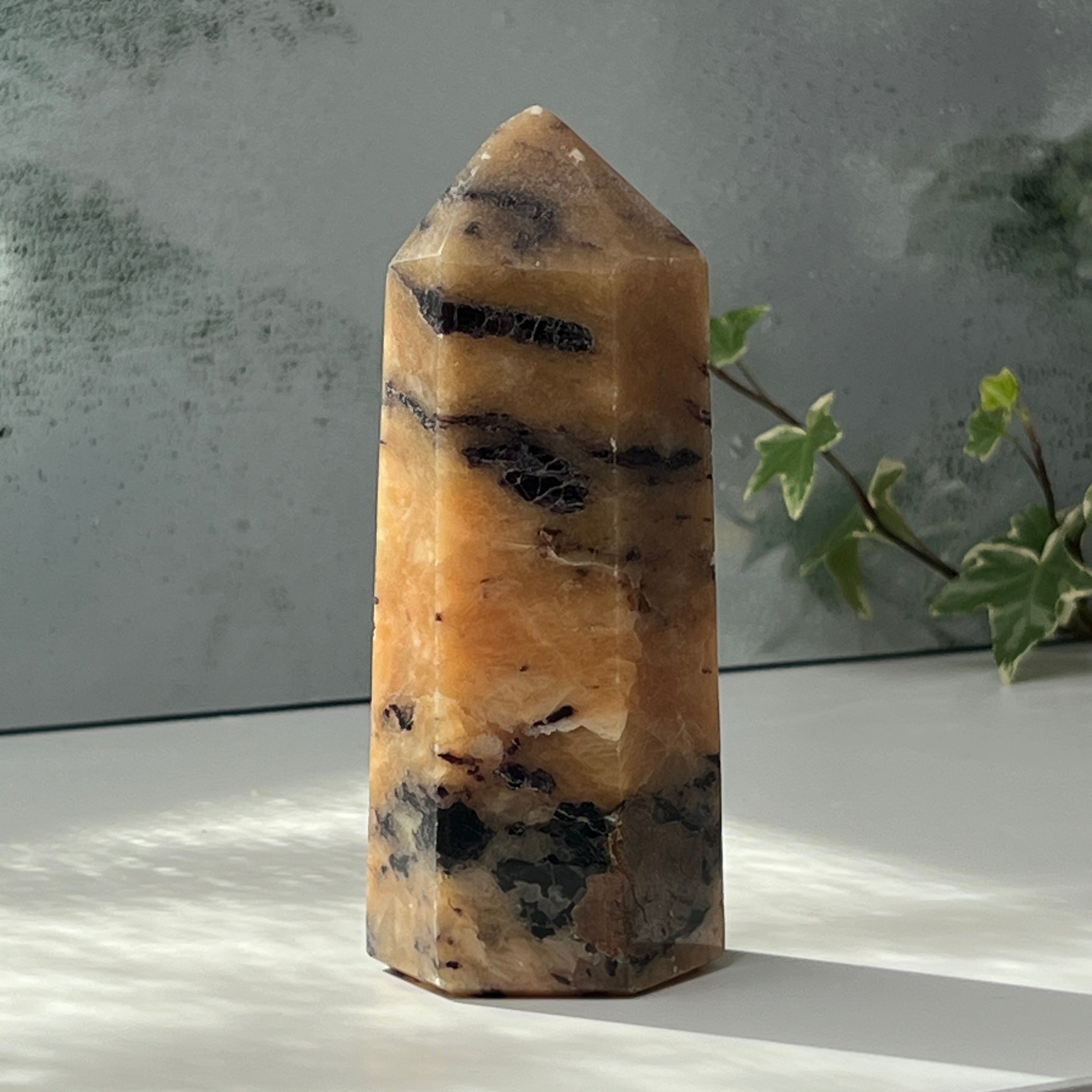 Fluorit in calcit generator obelisc din Madagascar model 2