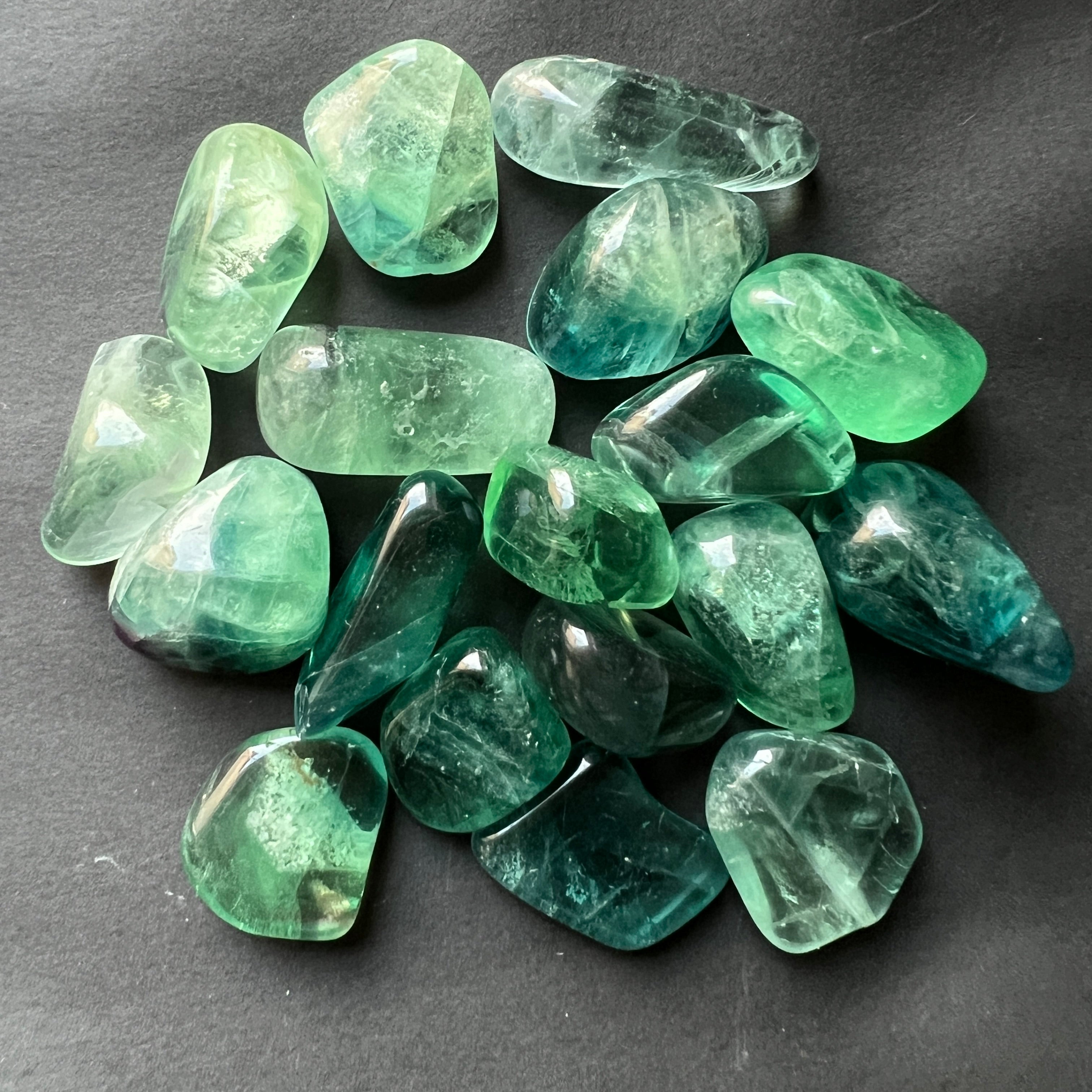 Fluorit verde AAA piatra rulata mini model 2