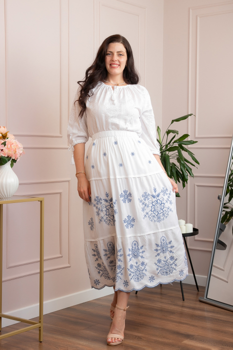 Fusta alba cu broderie florala albastra Carmen 03