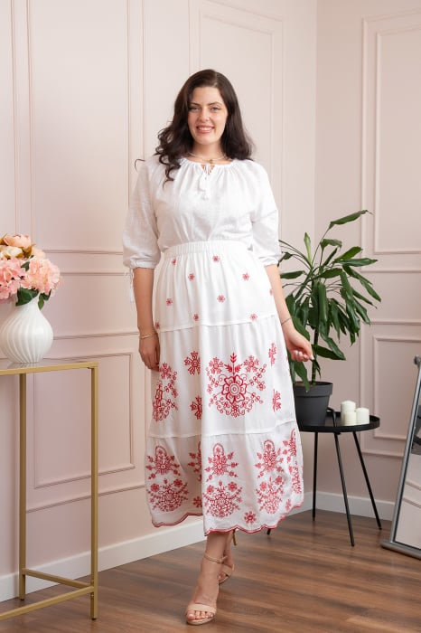 Fusta alba cu broderie florala rosie Carmen 01
