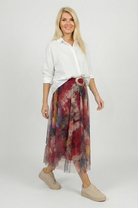 Fusta clos din tulle cu imprimeu pictural multicolor pe fond rosu