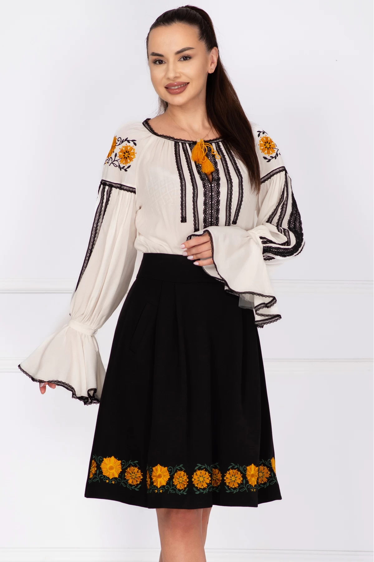 Fusta dama neagra in clos cu flori galbene brodate