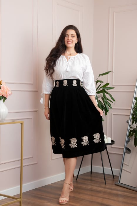 Fusta neagra din catifea cu broderie florala ivoire Catinca