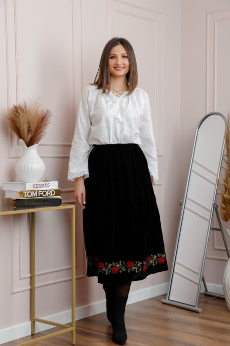 Fusta neagra din catifea cu broderie florala rosie Sofia