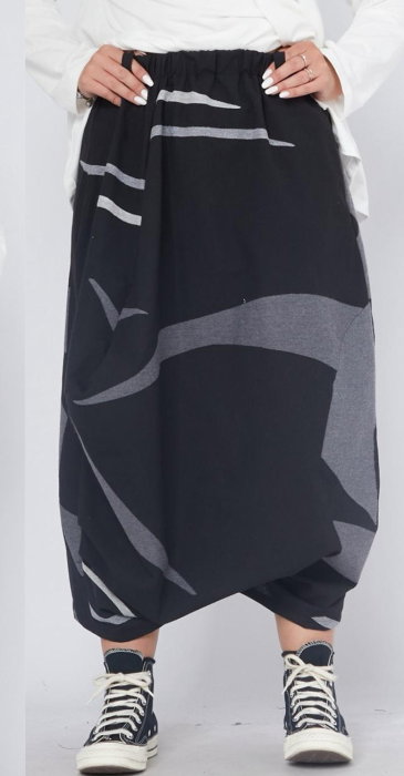 Fusta pantalon statement cu volum arhitectural si imprimeu geometric , stil urban