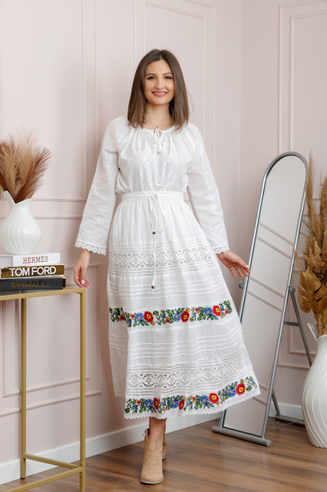 Fusta traditionala alba cu broderie florala multicolora Silvana