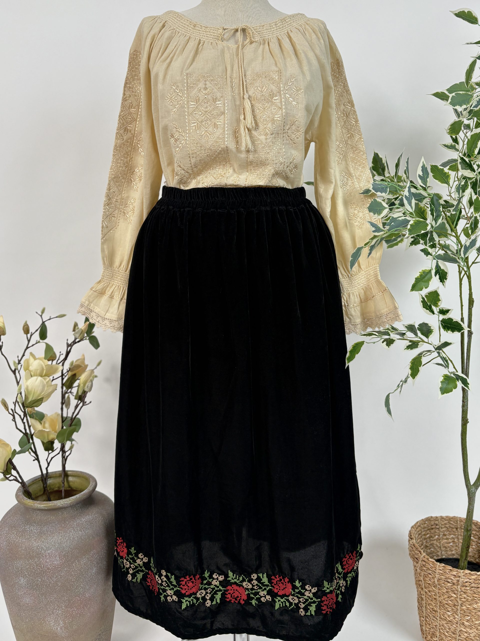 Fustă tradițională femei din catifea TM2095 *motive florale* - XXL